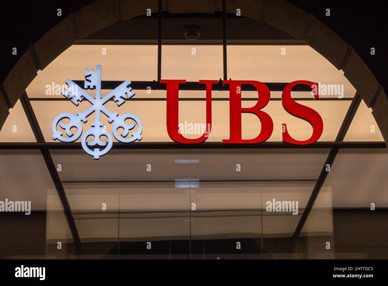 Zürich, Schweiz - 30. Dezember 2021: Logo von USB, Zürich, Schweiz - 30. Dezember 2021: Logo der Schweizer Bank UBS, einem Schweizer Multis Stockfoto