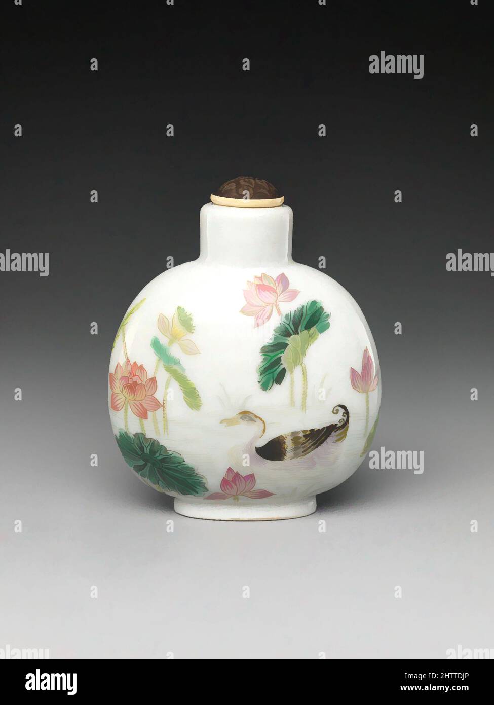 Schnupftabak Flasche mit Szene von einem Lotusteich, Qing Dynastie (1644 - 1911), daoguang Mark und Zeitraum (1821-50), China, Porzellan mit overglazed Emaille Farben, Elfenbein, Stopper, H. 2 1/2 in. (6.4 cm), Schnupftabak Flaschen, cdag Schnupftabak IDs Keramik REPRO.indd 5 7/10/13 8:08:00 Schnupftabak Flasche mit Szene von einem Lotusteich Qing-Dynastie (1644-1911), daoguang Mark und Zeitraum (1821-50) Porzellan mit overglazed Emaille Farben, Elfenbein und Stopper. Vermächtnis der Benjamin Altman, 1913 Stockfoto