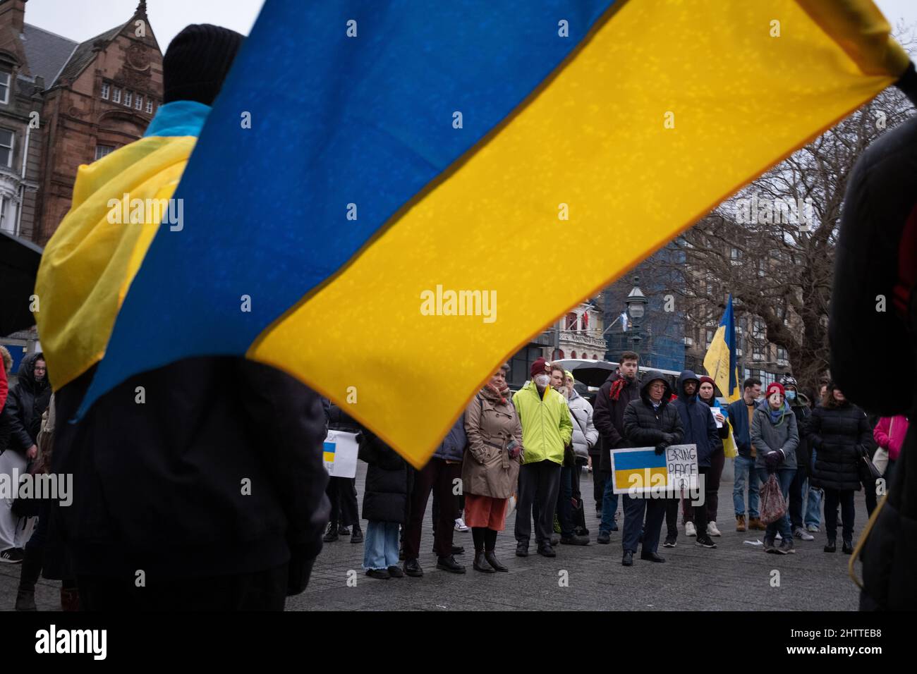Edinburgh, Schottland, Großbritannien, 2.. März 2022. Pro-ukrainische Kundgebung, bei der Russland auf Befehl von Präsident Wladimir Putin in die Ukraine einmarschiert, in Edinburgh, Schottland, 2. März 2022. Foto: Jeremy Sutton-Hibbert/Alamy Live News. Stockfoto