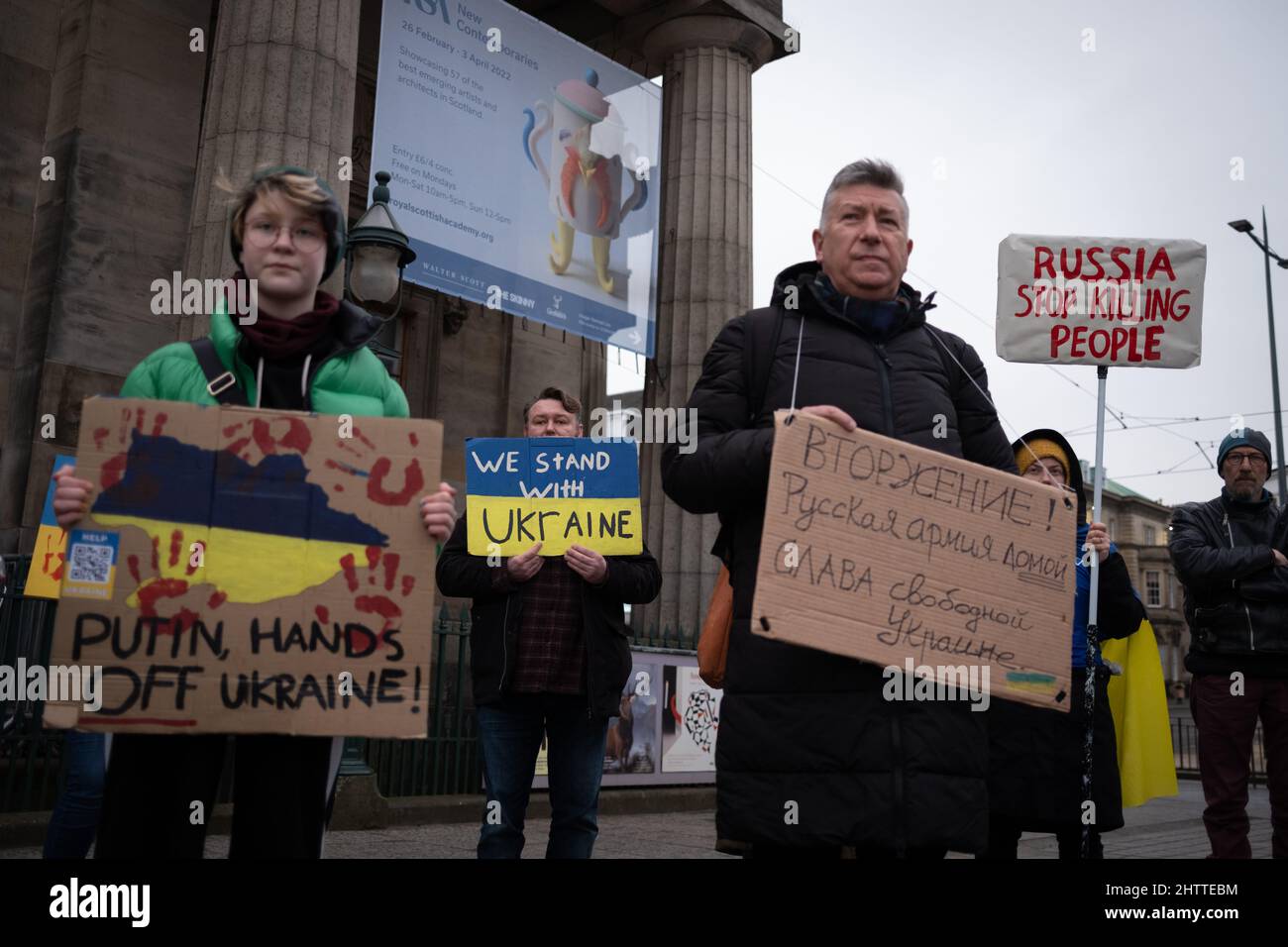 Edinburgh, Schottland, Großbritannien, 2.. März 2022. Pro-ukrainische Kundgebung, bei der Russland auf Befehl von Präsident Wladimir Putin in die Ukraine einmarschiert, in Edinburgh, Schottland, 2. März 2022. Foto: Jeremy Sutton-Hibbert/Alamy Live News. Stockfoto