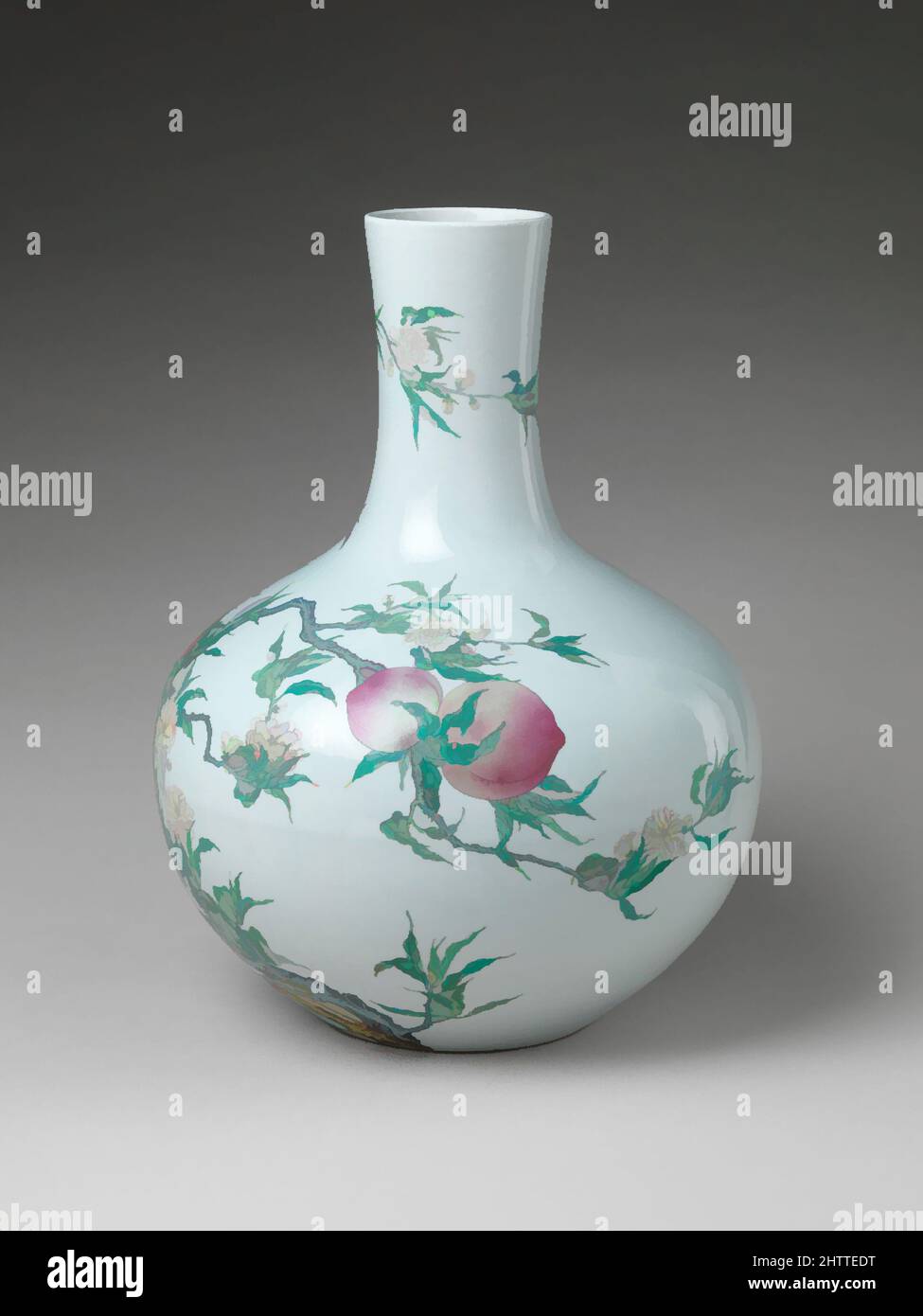 Kunst inspiriert von Vase mit neun Pfirsichen, Qing-Dynastie (1644–1911), Qianlong-Marke und Periode (1736–95), China, Porzellan mit farbigen Emaillen über transparenter Glasur (Jingdezhen-Ware), H. 20 Zoll (50,8 cm); Durchm. 16 Zoll (40,6 cm); Durchm. Des Randes 4 1/2 Zoll (11,4 cm); Durchm. Fuß 7, Klassisches Werk, modernisiert von Artotop mit einem Schuss Moderne. Formen, Farbe und Wert, auffällige visuelle Wirkung auf Kunst. Emotionen durch Freiheit von Kunstwerken auf zeitgemäße Weise. Eine zeitlose Botschaft, die eine wild kreative neue Richtung verfolgt. Künstler, die sich dem digitalen Medium zuwenden und die Artotop NFT erschaffen Stockfoto