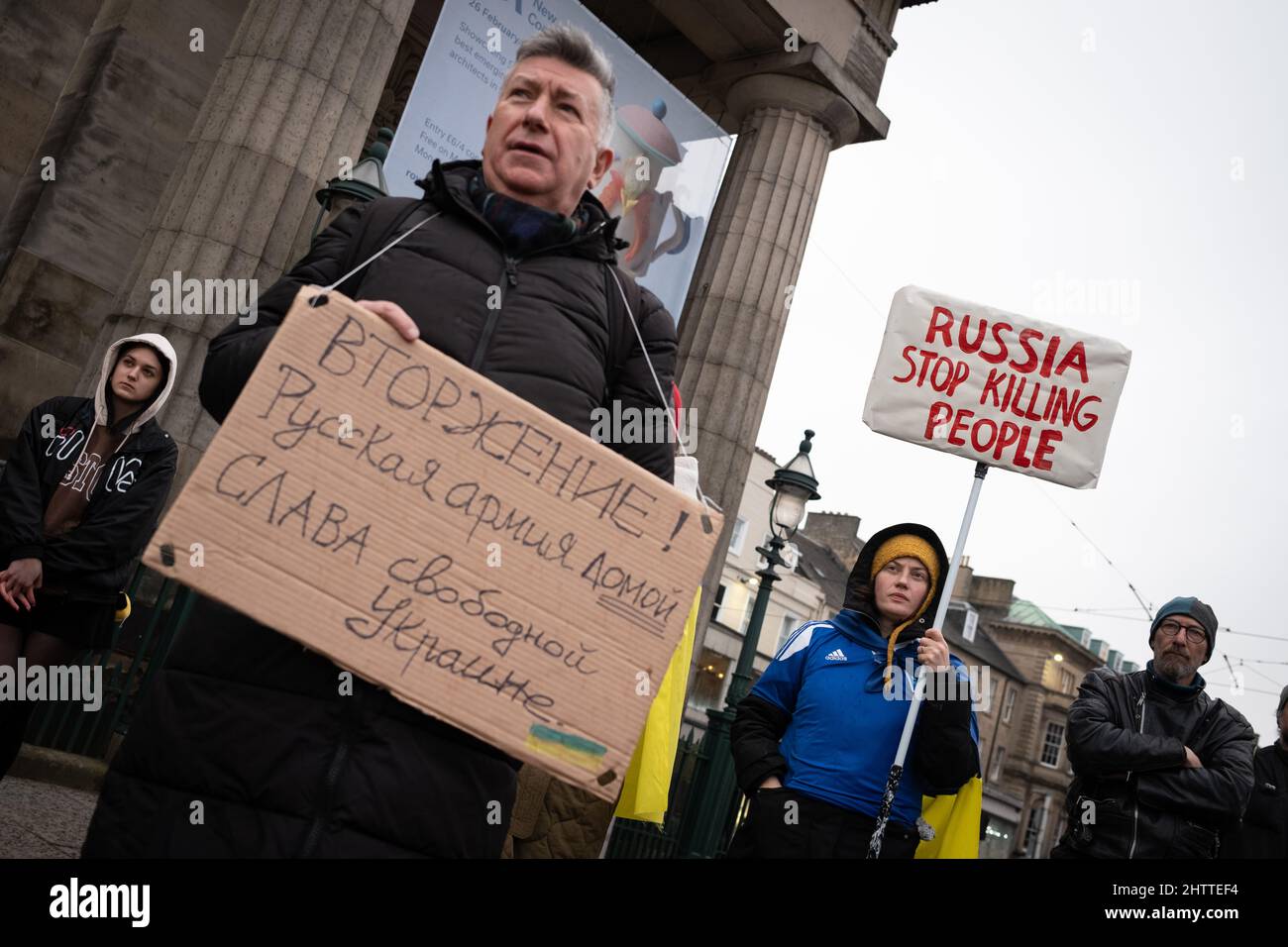Edinburgh, Schottland, Großbritannien, 2.. März 2022. Pro-ukrainische Kundgebung, bei der Russland auf Befehl von Präsident Wladimir Putin in die Ukraine einmarschiert, in Edinburgh, Schottland, 2. März 2022. Foto: Jeremy Sutton-Hibbert/Alamy Live News. Stockfoto