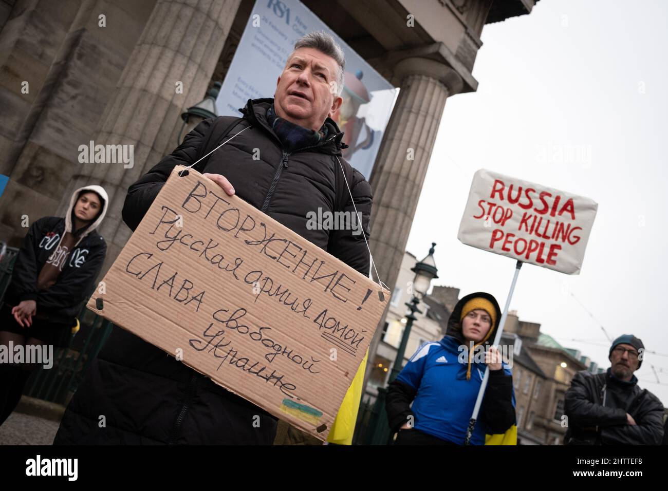 Edinburgh, Schottland, Großbritannien, 2.. März 2022. Pro-ukrainische Kundgebung, bei der Russland auf Befehl von Präsident Wladimir Putin in die Ukraine einmarschiert, in Edinburgh, Schottland, 2. März 2022. Foto: Jeremy Sutton-Hibbert/Alamy Live News. Stockfoto