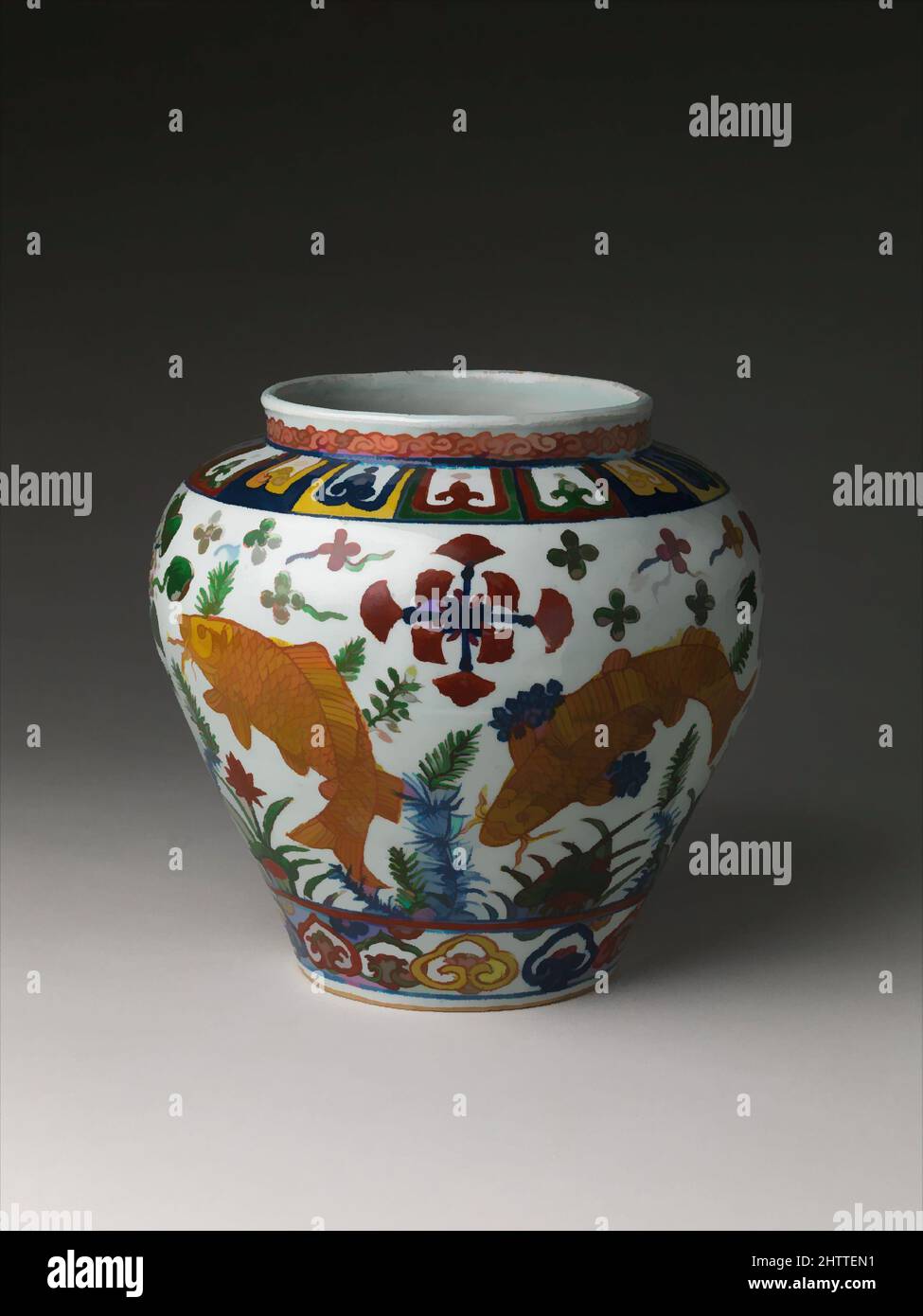 Kunst inspiriert von Glas mit Karpfen im Lotusteich, Ming-Dynastie (1368–1644), Jiajing-Marke und -Periode (1522–66), Mitte des 16.. Jahrhunderts, China, Porzellan mit kobaltblauer Untermalung und farbigen Emaillen über transparenter Glasur (Jingdezhen-Ware), H. 9 1/8 Zoll (23,2 cm), Keramik, Klassisches von Artotop modernisiertes Werk mit einem Schuss Moderne. Formen, Farbe und Wert, auffällige visuelle Wirkung auf Kunst. Emotionen durch Freiheit von Kunstwerken auf zeitgemäße Weise. Eine zeitlose Botschaft, die eine wild kreative neue Richtung verfolgt. Künstler, die sich dem digitalen Medium zuwenden und die Artotop NFT erschaffen Stockfoto