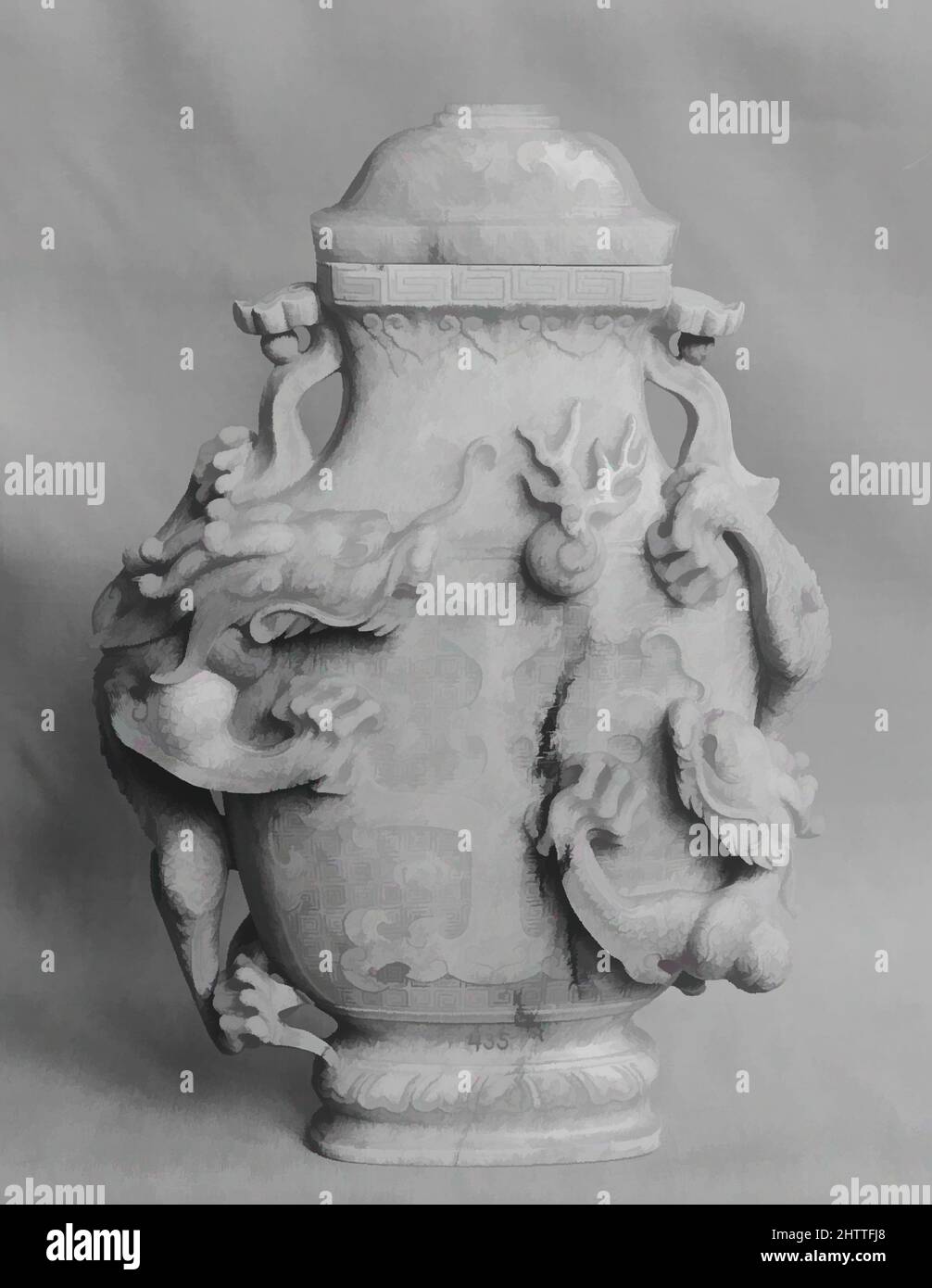 Kunst inspiriert von Vase mit Deckel, Qing-Dynastie (1644–1911), Kangxi-Periode (1662–1722), China, Nephrit, Weiß wurde durch Kalzinierung in einen opaken Aschenton geändert, H. 7 1/8 Zoll (18,1 cm); B: 5 7/8 Zoll (14,9 cm); L. 1 7/8 Zoll (4,8 cm), Jade, Classic Works modernisiert von Artotop mit einem Schuss Modernität. Formen, Farbe und Wert, auffällige visuelle Wirkung auf Kunst. Emotionen durch Freiheit von Kunstwerken auf zeitgemäße Weise. Eine zeitlose Botschaft, die eine wild kreative neue Richtung verfolgt. Künstler, die sich dem digitalen Medium zuwenden und die Artotop NFT erschaffen Stockfoto