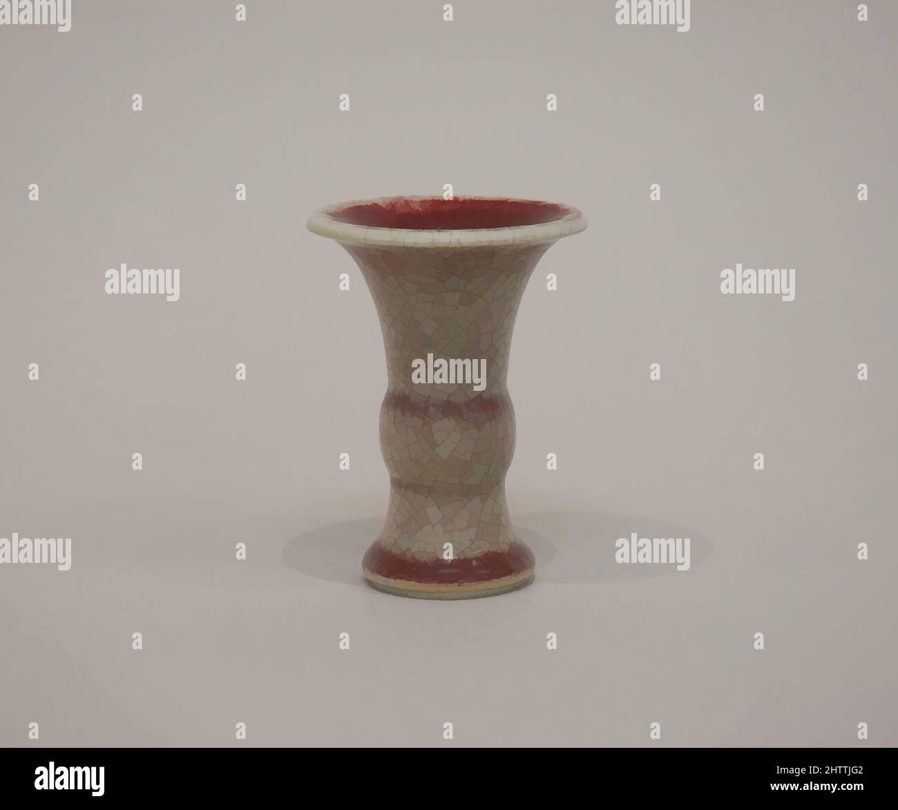 Kunst inspiriert von Vase, Qing-Dynastie (1644–1911), Kangxi-Periode (1662–1722), China, Porzellan mit Ochsenblutglasur, H. 3 5/8 Zoll (9,2 cm); B: 2 11/16 Zoll (6,8 cm); Durchm. Des Randes: 2 11/16 Zoll (6,8 cm); Fuß-Durchm.: 1 3/4 Zoll (4,4 cm), Keramik, Klassisches von Artotop modernisiertes Werk mit einem Schuss Moderne. Formen, Farbe und Wert, auffällige visuelle Wirkung auf Kunst. Emotionen durch Freiheit von Kunstwerken auf zeitgemäße Weise. Eine zeitlose Botschaft, die eine wild kreative neue Richtung verfolgt. Künstler, die sich dem digitalen Medium zuwenden und die Artotop NFT erschaffen Stockfoto