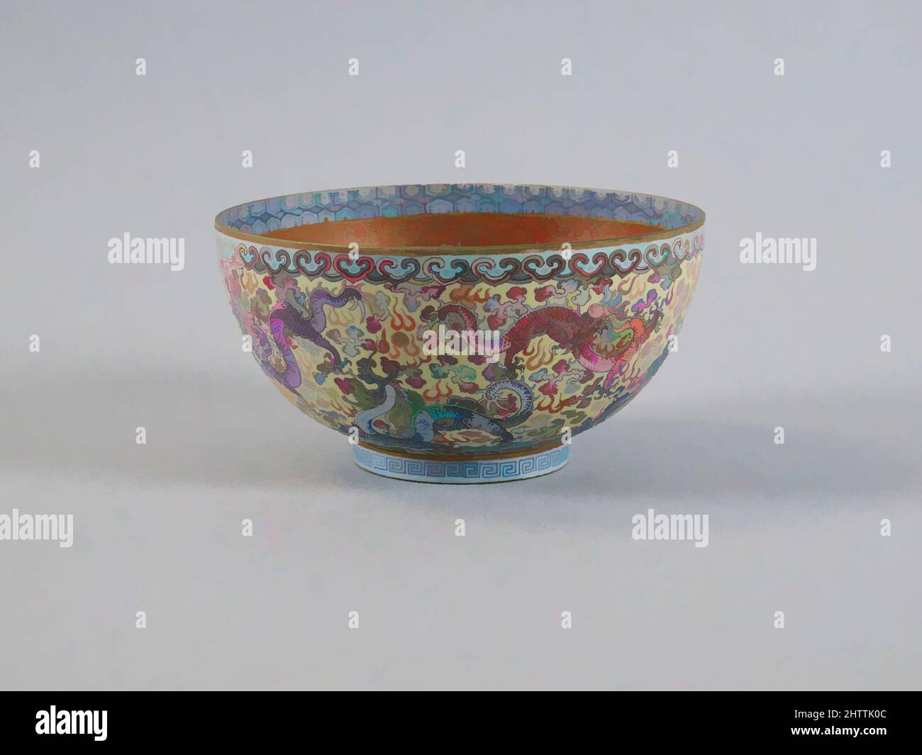 Kunst inspiriert von Bowl, Qing-Dynastie (1644–1911), Qianlong-Periode (1736–95), China, Porzellan, Emaille auf Eierschale, H. 2 3/8 Zoll (6 cm); Durchm. 4 1/2 Zoll (11,4 cm), Keramik, Klassisches von Artotop modernisiertes Werk mit einem Schuss Moderne. Formen, Farbe und Wert, auffällige visuelle Wirkung auf Kunst. Emotionen durch Freiheit von Kunstwerken auf zeitgemäße Weise. Eine zeitlose Botschaft, die eine wild kreative neue Richtung verfolgt. Künstler, die sich dem digitalen Medium zuwenden und die Artotop NFT erschaffen Stockfoto