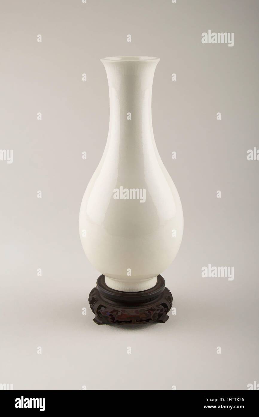 Kunst inspiriert von Vase, Qing-Dynastie (1644–1911), Yongzheng-Zeit (1723–35), China, Porzellan, H. 6 1/2 Zoll (16,5 cm), Keramik, Klassisches von Artotop modernisiertes Werk mit einem Schuss Moderne. Formen, Farbe und Wert, auffällige visuelle Wirkung auf Kunst. Emotionen durch Freiheit von Kunstwerken auf zeitgemäße Weise. Eine zeitlose Botschaft, die eine wild kreative neue Richtung verfolgt. Künstler, die sich dem digitalen Medium zuwenden und die Artotop NFT erschaffen Stockfoto