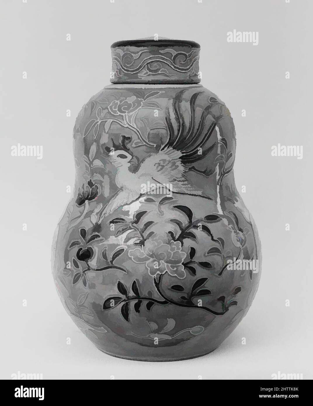 Art Inspired by Bottle for Sweets, Edo-Periode (1615–1868), 1790, Japan, Paste mit polychromen und transparenten Emaillen (Kyoto-Ware) verziert, H. 5 3/4 in. (14,6 cm); Durchm. 4 Zoll (10,2 cm); Durchm. Des Randes 1 1/4 Zoll (3,2 cm); Durchmesser der Basis 2 1/2 Zoll (6,4 cm), Keramik, Eiraku Hozen (1795–, Klassisches Werk, modernisiert von Artotop mit einem Schuss Moderne. Formen, Farbe und Wert, auffällige visuelle Wirkung auf Kunst. Emotionen durch Freiheit von Kunstwerken auf zeitgemäße Weise. Eine zeitlose Botschaft, die eine wild kreative neue Richtung verfolgt. Künstler, die sich dem digitalen Medium zuwenden und die Artotop NFT erschaffen Stockfoto