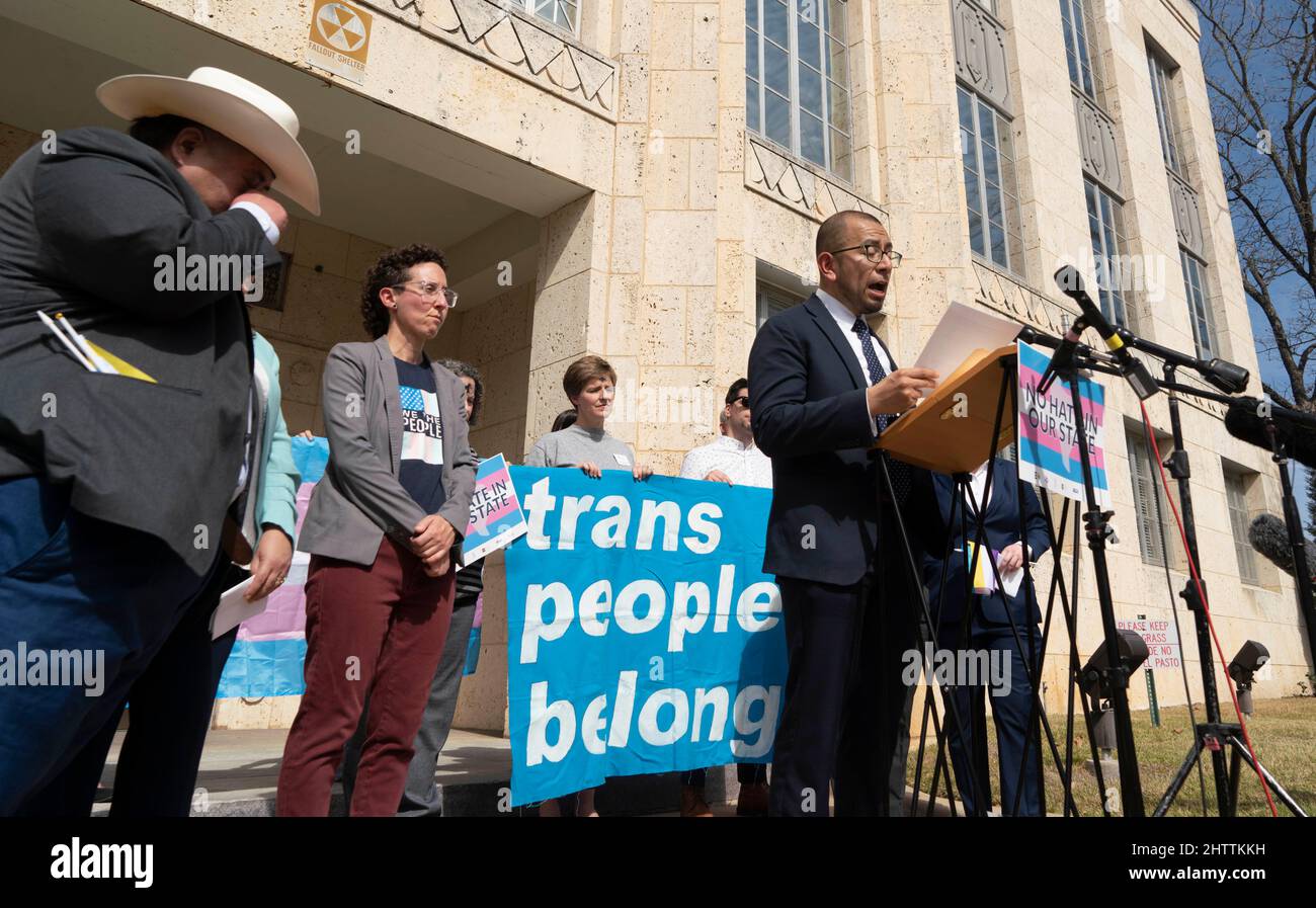Austin, Usa. 02. März 2022. Eine Koalition von Transgender-Unterstützungsgruppen, darunter RICARDO MARTINEZ von Equality Texas, hält eine Pressekonferenz vor dem Bezirksgericht von Travis ab, während sie auf ein Urteil wartet, das den Bundesstaat Texas daran hindern soll, eine Missbrauchsuntersuchung gegen ein Paar aus der Gegend von Dallas zu eröffnen, das seinem Kind eine geschlechterbejahende medizinische Versorgung bietet. Kredit: Bob Daemmrich/Alamy Live Nachrichten Stockfoto