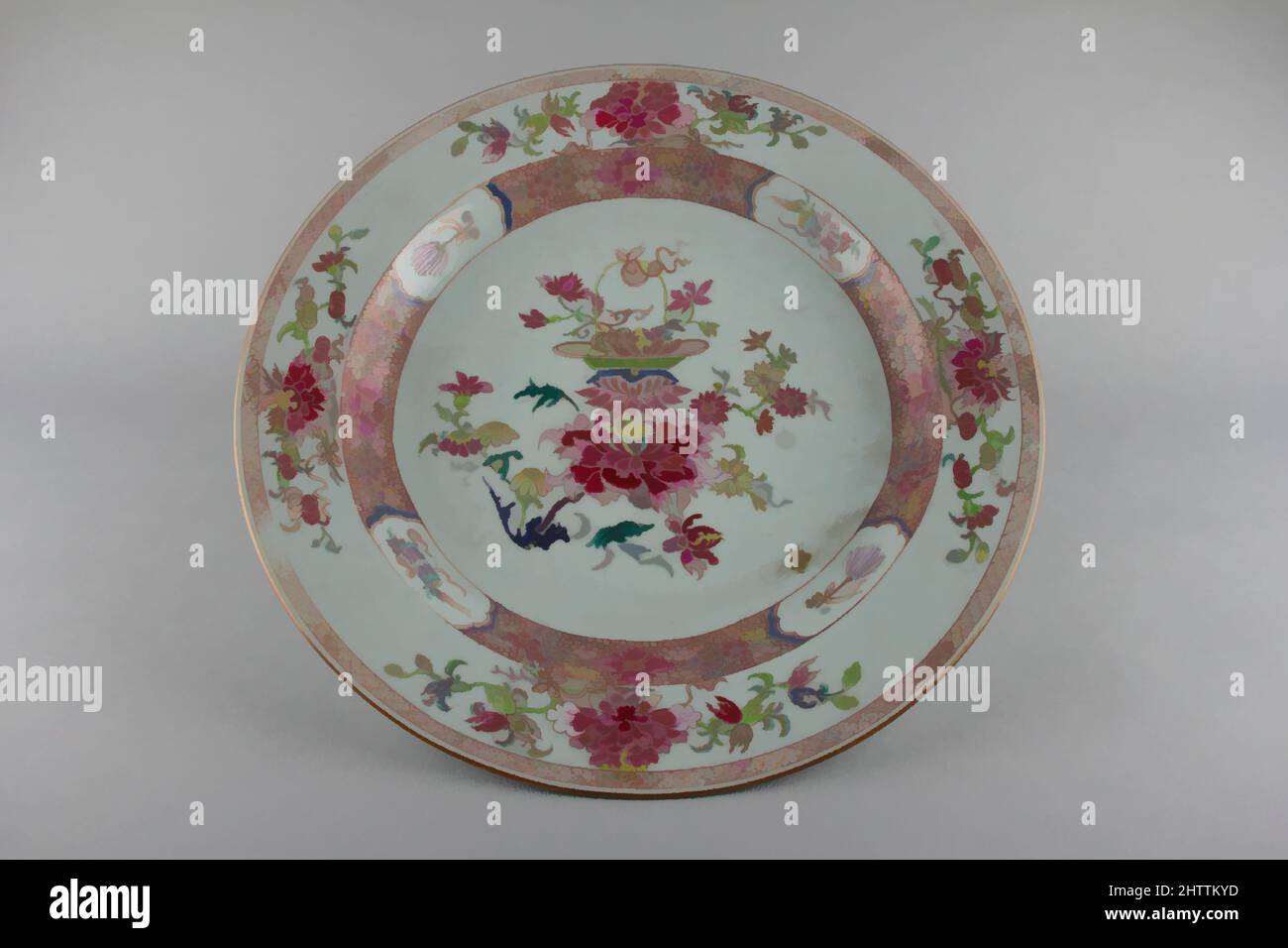 Kunst inspiriert von Plate, Qing-Dynastie (1644–1911), zweite Hälfte des 18.. Jahrhunderts, China, Porzellan, Durchm. 14 3/4 Zoll (37,5 cm), Keramik, Klassisches von Artotop modernisiertes Werk mit einem Schuss Moderne. Formen, Farbe und Wert, auffällige visuelle Wirkung auf Kunst. Emotionen durch Freiheit von Kunstwerken auf zeitgemäße Weise. Eine zeitlose Botschaft, die eine wild kreative neue Richtung verfolgt. Künstler, die sich dem digitalen Medium zuwenden und die Artotop NFT erschaffen Stockfoto