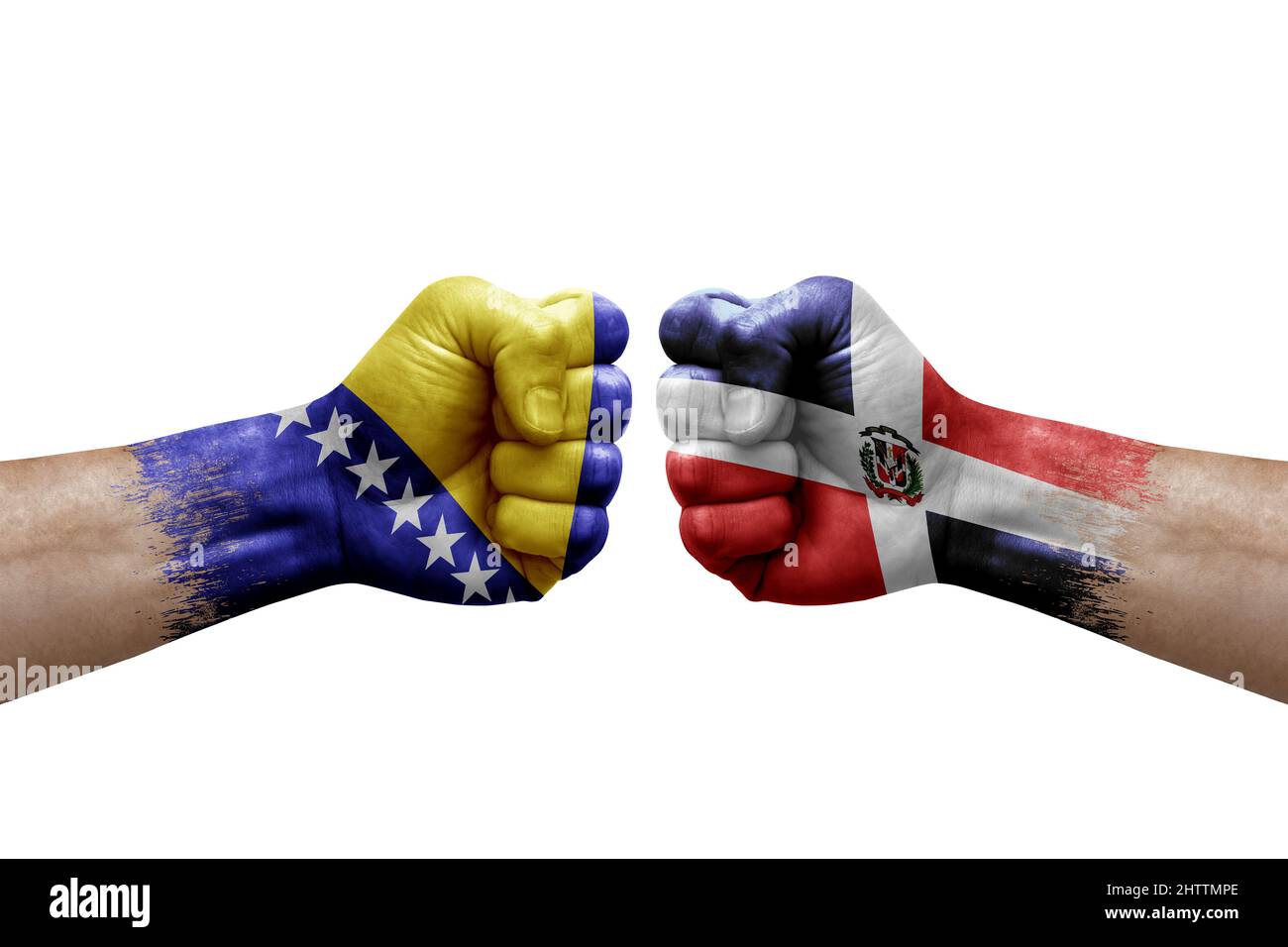 Zwei Hände schlagen sich gegenseitig auf weißem Hintergrund zu. Länderflaggen bemalten Fäuste, Konfliktkrisenkonzept zwischen bosnien und der dominikanischen republik Stockfoto