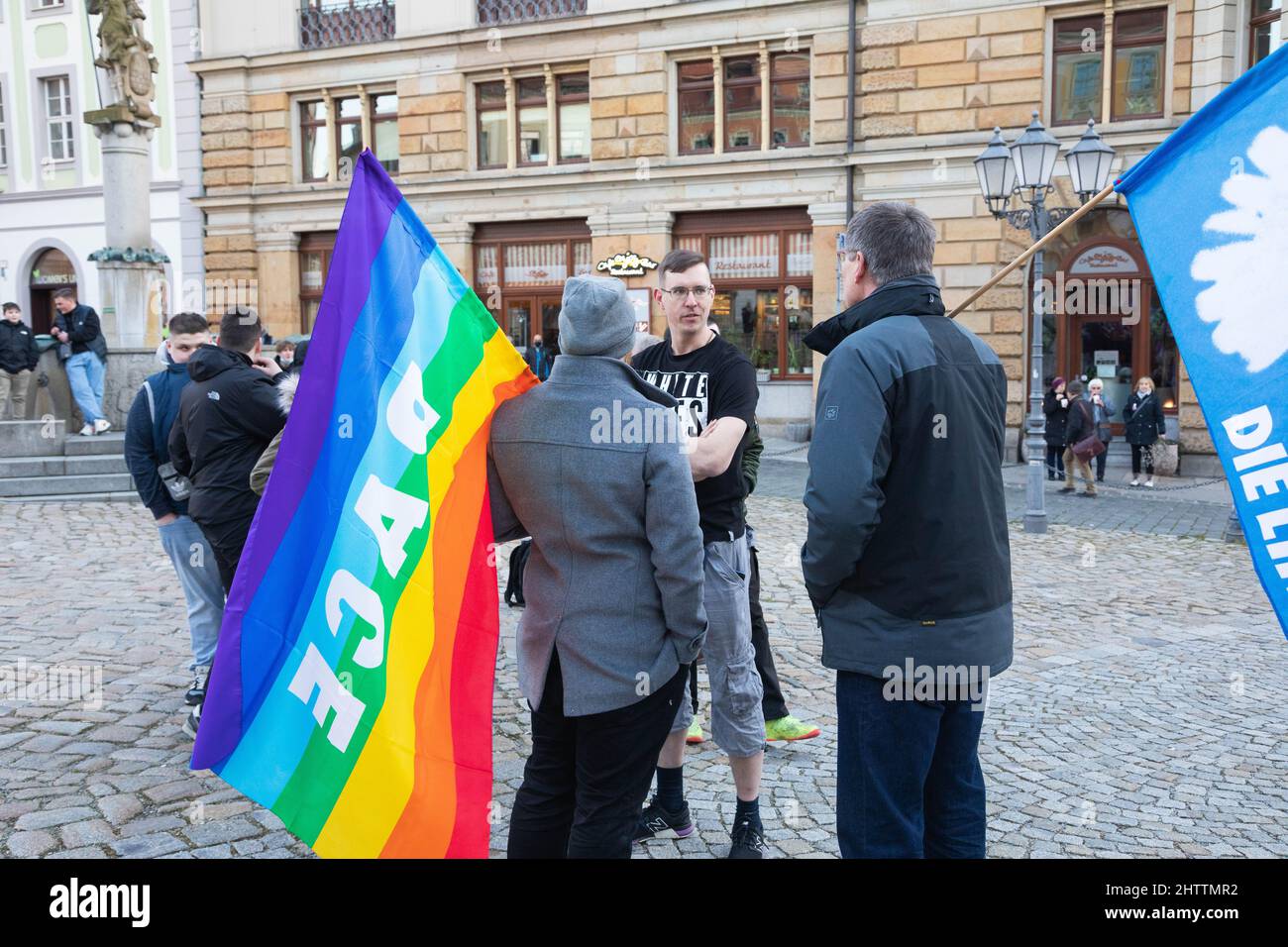 Im Bild: Polizeieinsatz, eine Gruppe Jugendlicher , einer mit 'White Lives Matter' Shirt hören und spielen indizierte Musik . Friedenskundgebung stat Stockfoto