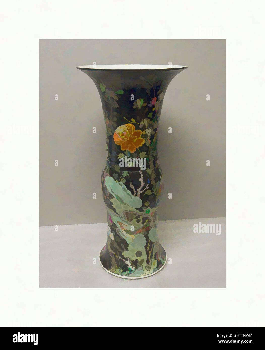 Kunst inspiriert von Vase, Qing-Dynastie (1644–1911), Kangxi-Periode (1662–1722), China, Porzellan, H. 18 1/4 Zoll (46,4 cm), Keramik, Klassisches von Artotop modernisiertes Werk mit einem Schuss Moderne. Formen, Farbe und Wert, auffällige visuelle Wirkung auf Kunst. Emotionen durch Freiheit von Kunstwerken auf zeitgemäße Weise. Eine zeitlose Botschaft, die eine wild kreative neue Richtung verfolgt. Künstler, die sich dem digitalen Medium zuwenden und die Artotop NFT erschaffen Stockfoto