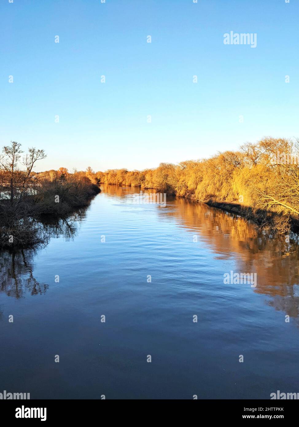 River Ouse bei Bishopthorpe bei York, England, an einem sonnigen Wintertag Stockfoto