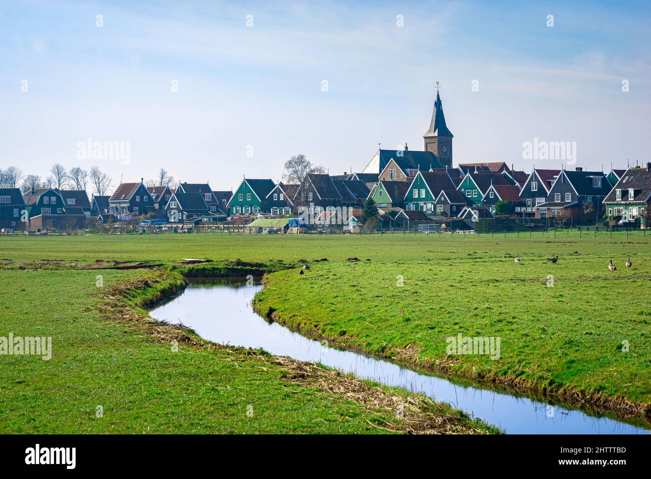 Landschaftlich schöner Blick auf das Dorf Marken, das auf einer Halbinsel nördlich von Amsterdam, Niederlande, liegt. Stockfoto