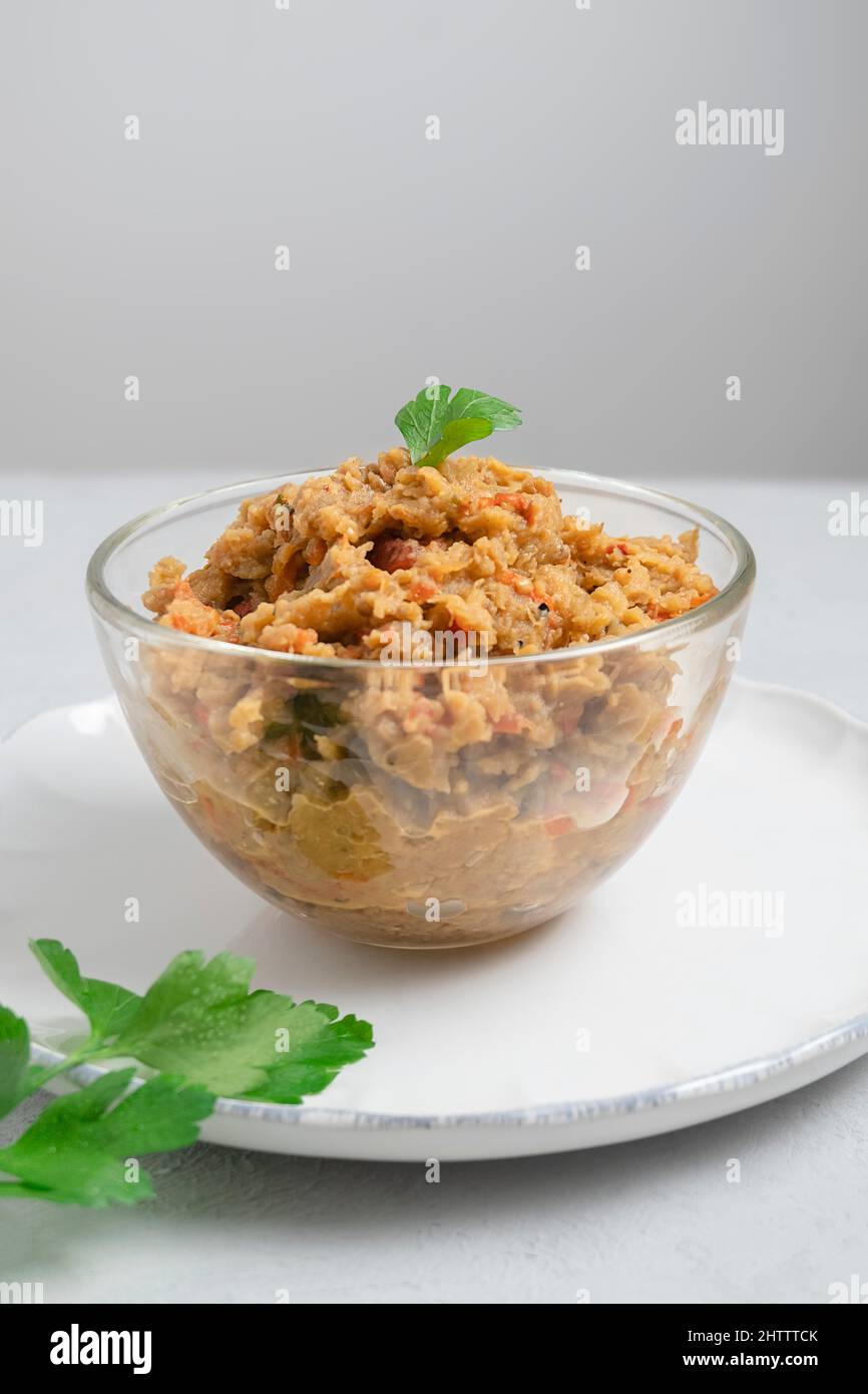 Balkan Dip Kiopoolu auf neutralem Hintergrund, vertikale Ausrichtung Stockfoto