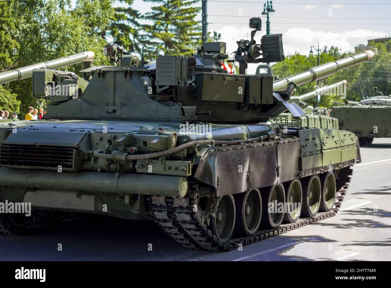 Russische Militärfahrzeuge auf der Straße der Stadt. Russische moderne militärische Panzer und Infanterie Kampffahrzeug BMP. Stockfoto