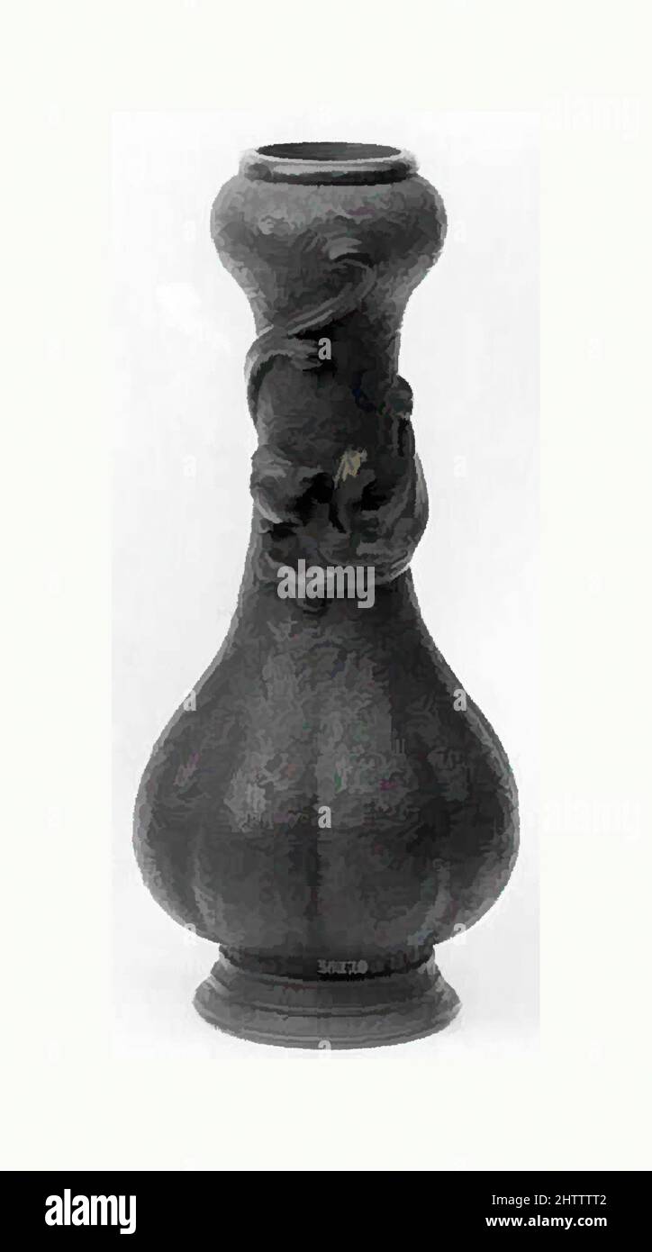 Art inspired by Vase, 16. Century, Japan, Gusseisen, H. 7 Zoll (17,8 cm), Metallarbeiten, Takakazu, Klassisches Werk, das von Artotop mit einem Schuss Modernität modernisiert wurde. Formen, Farbe und Wert, auffällige visuelle Wirkung auf Kunst. Emotionen durch Freiheit von Kunstwerken auf zeitgemäße Weise. Eine zeitlose Botschaft, die eine wild kreative neue Richtung verfolgt. Künstler, die sich dem digitalen Medium zuwenden und die Artotop NFT erschaffen Stockfoto