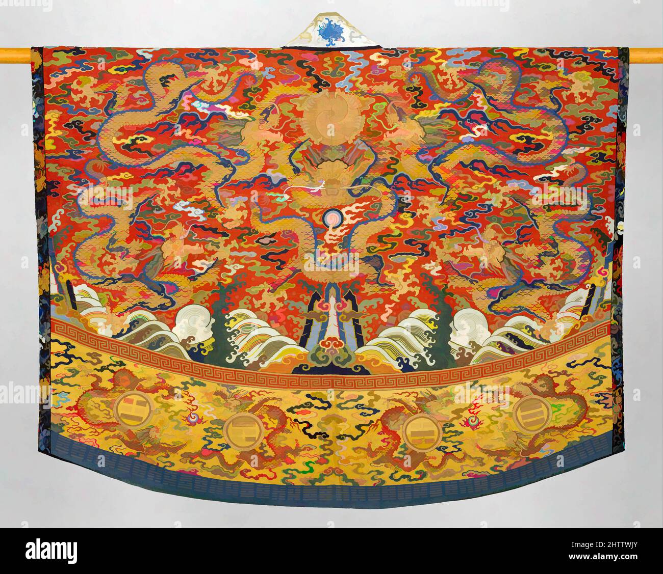 Kunst, inspiriert von der daoistischen Robe (Jiang yi), der Ming-Dynastie (1368–1644), 17.. Jahrhundert, China, Seide und metallische Webteppiche (Kesi), insgesamt: 54 3/4 x 65 3/4 Zoll (139,1 x 167 cm), Kostüme-Wandteppiche, das poncho-artige jiang yi wird für besondere Zeremonien von hochrangigen Daoisten getragen, Klassische Werke, die von Artotop mit einem Schuss Moderne modernisiert wurden. Formen, Farbe und Wert, auffällige visuelle Wirkung auf Kunst. Emotionen durch Freiheit von Kunstwerken auf zeitgemäße Weise. Eine zeitlose Botschaft, die eine wild kreative neue Richtung verfolgt. Künstler, die sich dem digitalen Medium zuwenden und die Artotop NFT erschaffen Stockfoto