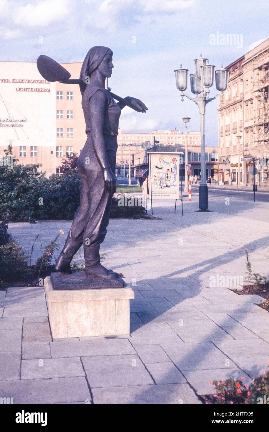 Ost-Berlin, 1962. Statue einer deutschen Arbeiterin. Stockfoto