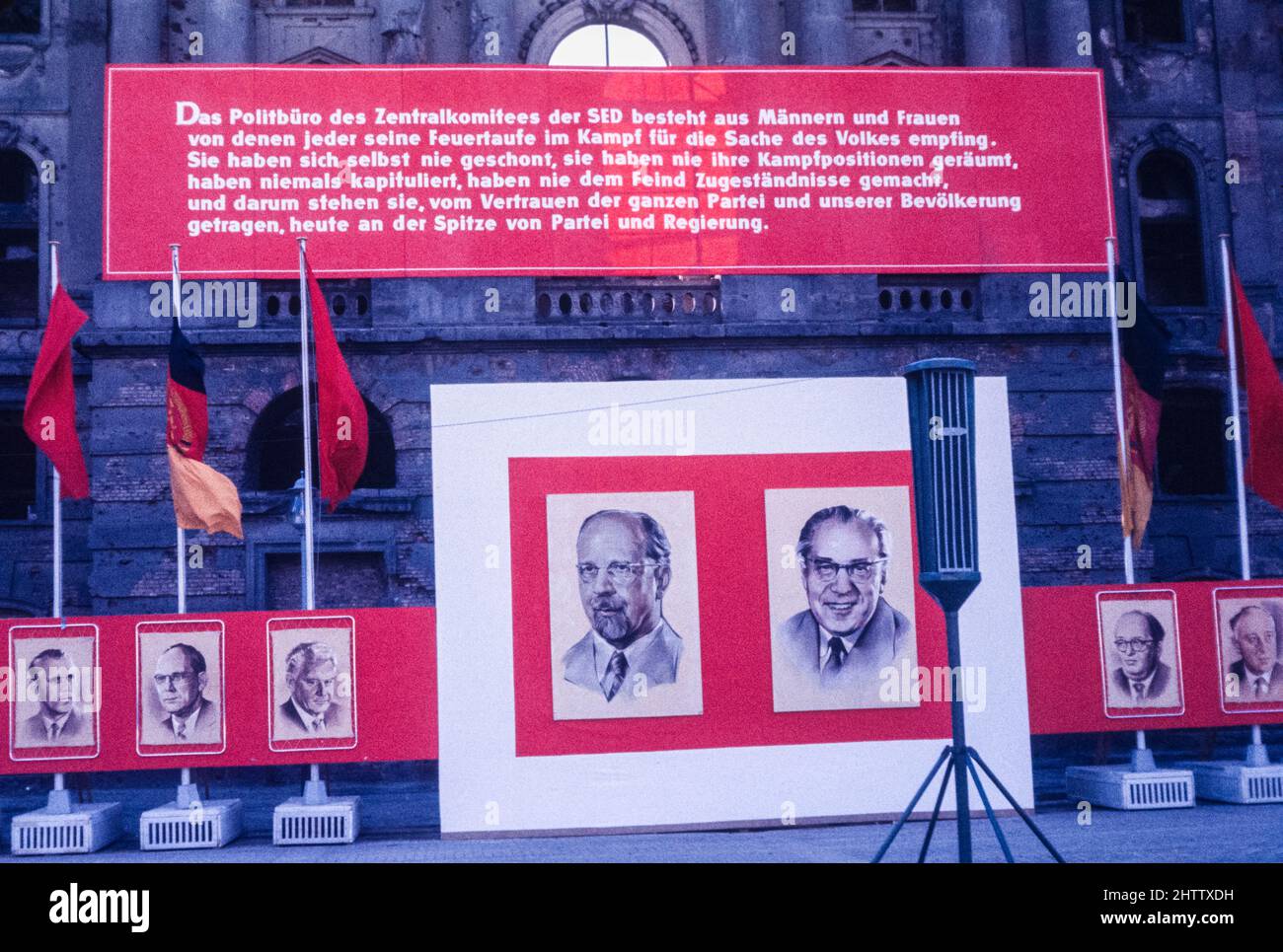 Ost-Berlin, 1962. Slogan der Kommunistischen Partei über das öffentliche Gebäude. Stockfoto