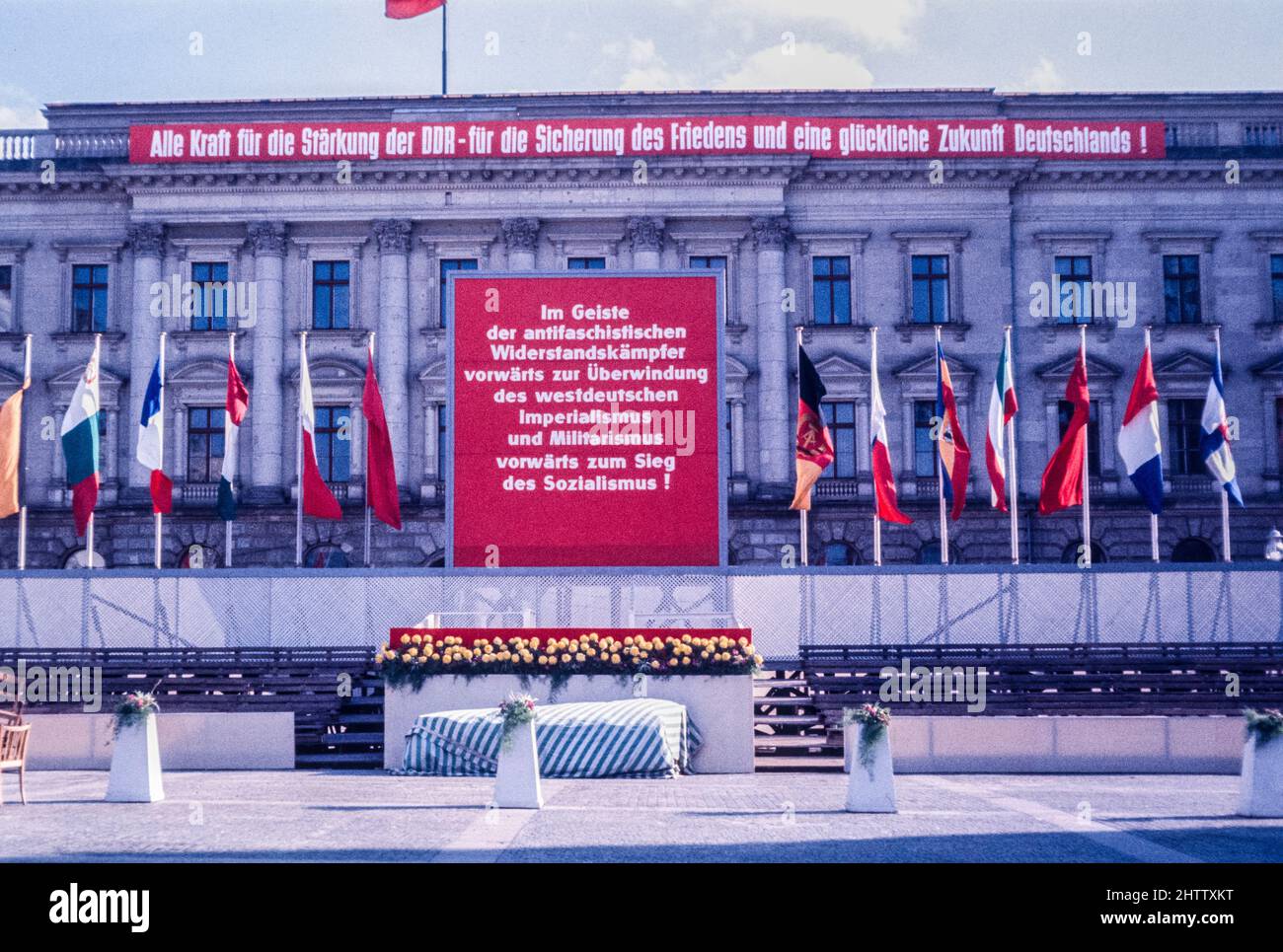 Ost-Berlin, 1962. Kommunistische Ermahnungen zur Stärkung der DDR und des Sozialismus und zur Niederschlagung des westdeutschen Imperialismus. Stockfoto
