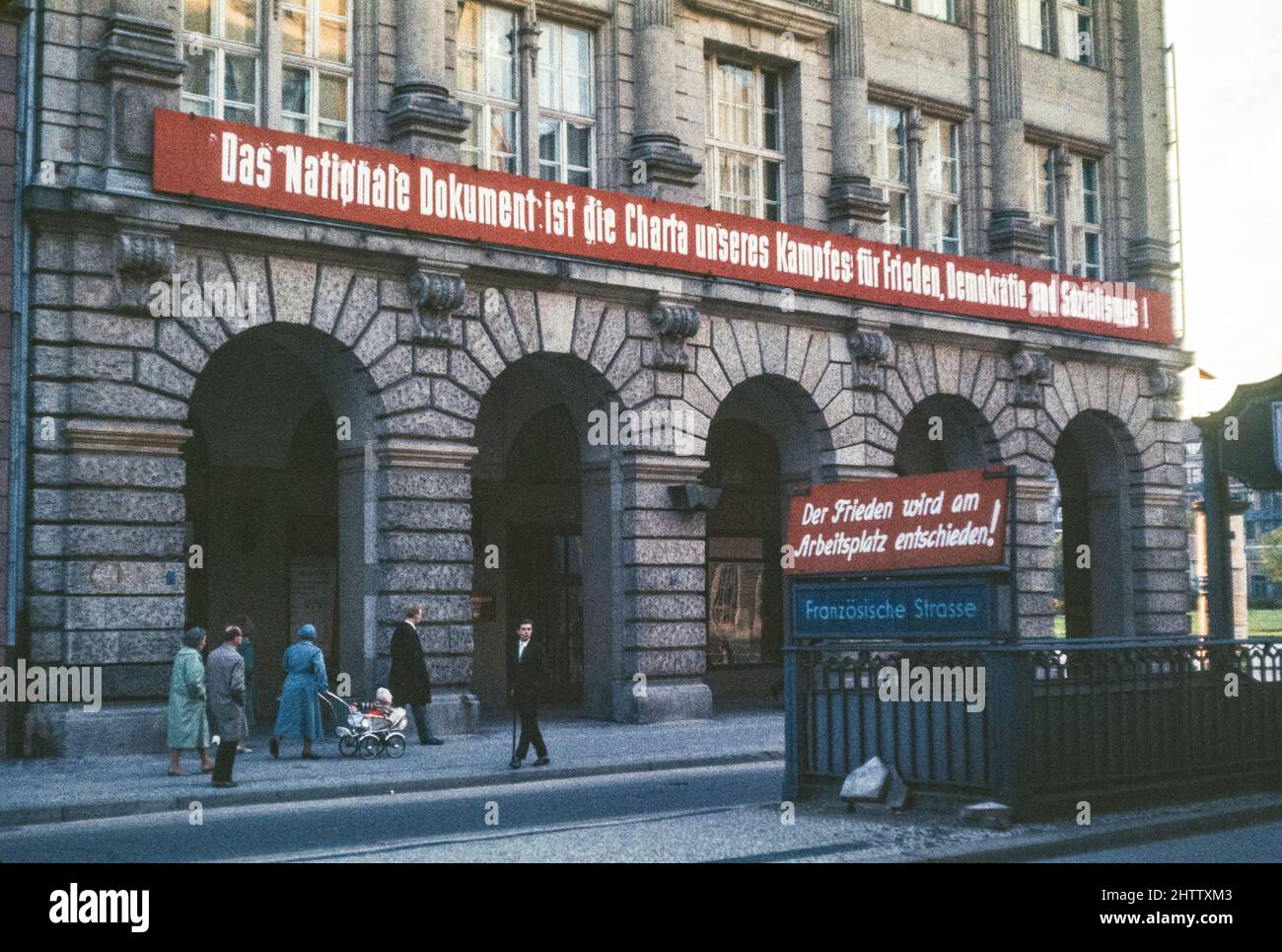 Ost-Berlin, 1962. Kommunistische Slogans: „Frieden wird am Arbeitsplatz entschieden“. Stockfoto
