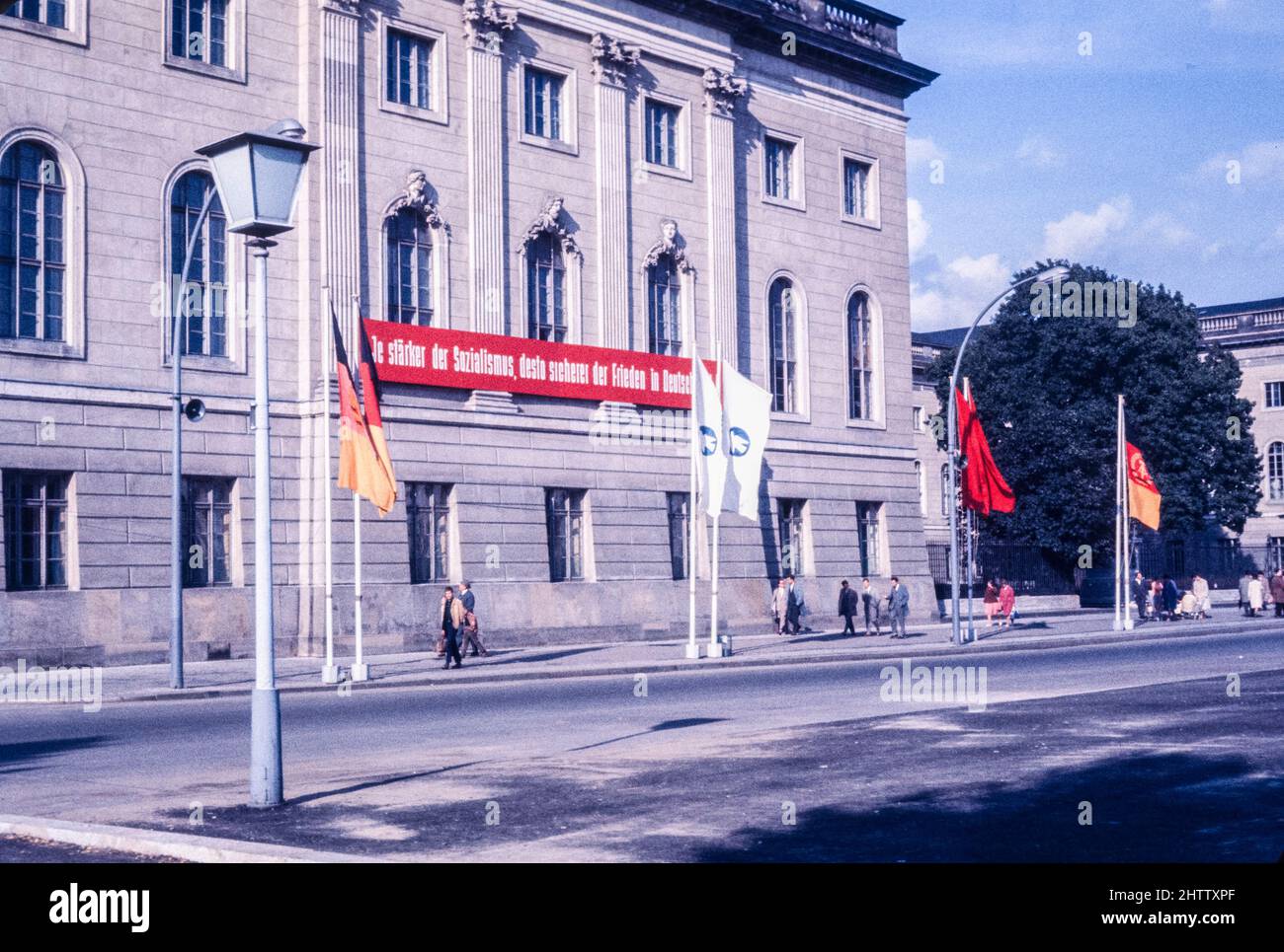 Ost-Berlin, 1962. Kommunistisches Banner: 'Je stärker der Sozialismus ist, desto sicherer ist der Frieden in Deutschland.' Stockfoto