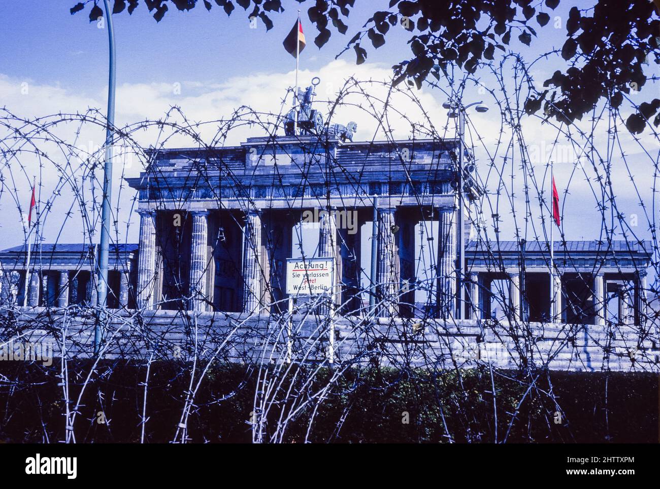 West-Berlin 1962. Brandenburger Tor und Barbwire von der westdeutschen Seite. Schild: „Achtung! Sie verlassen West-Berlin.“ Stockfoto