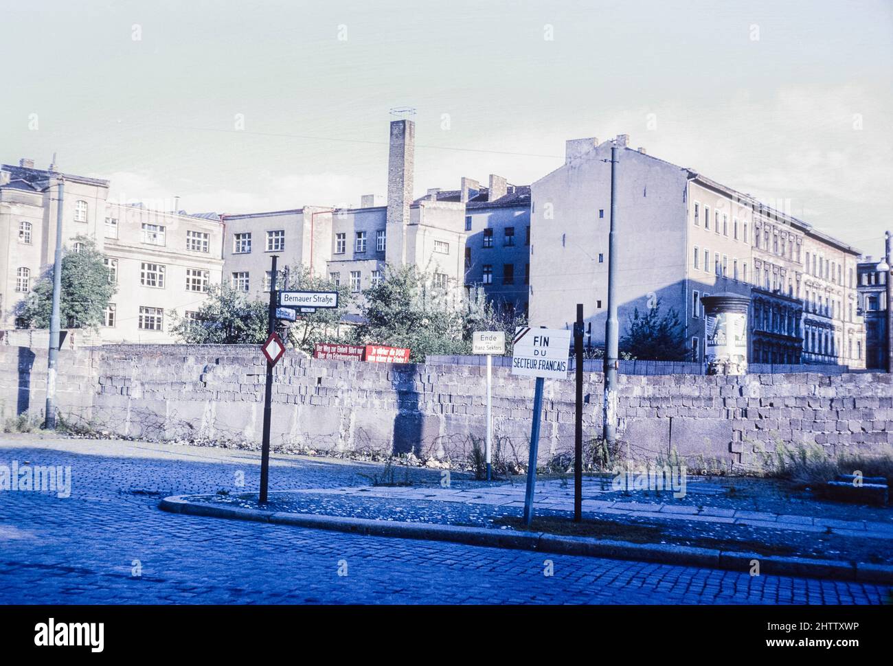West-Berlin 1962. Blick auf Ost-Berlin über die Mauer aus dem französischen Sektor in der Bernauer Straße. Stockfoto