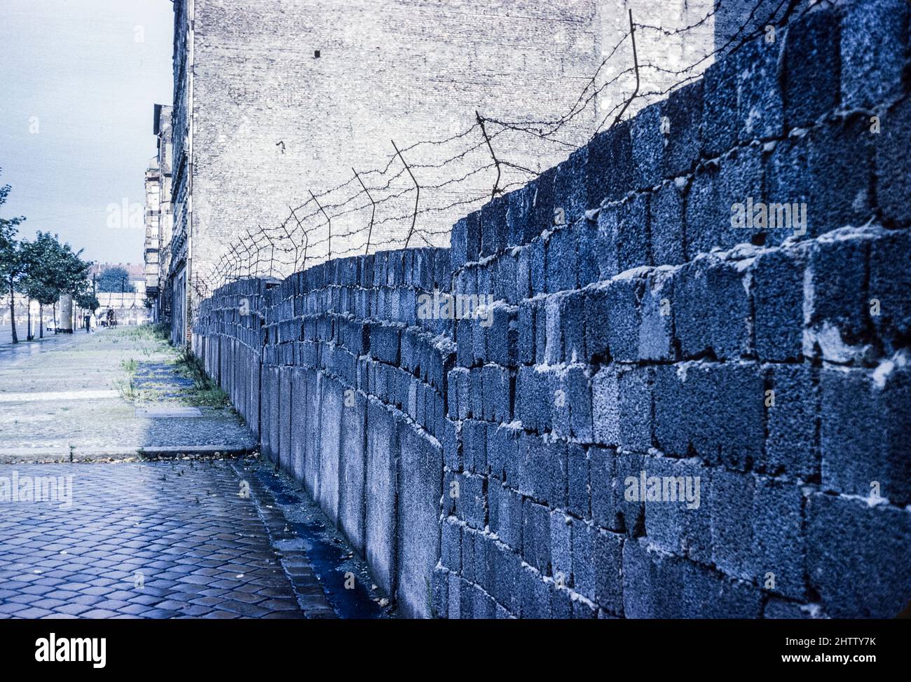 West-Berlin 1962. Die Mauer in der Bernauer Straße. Stockfoto