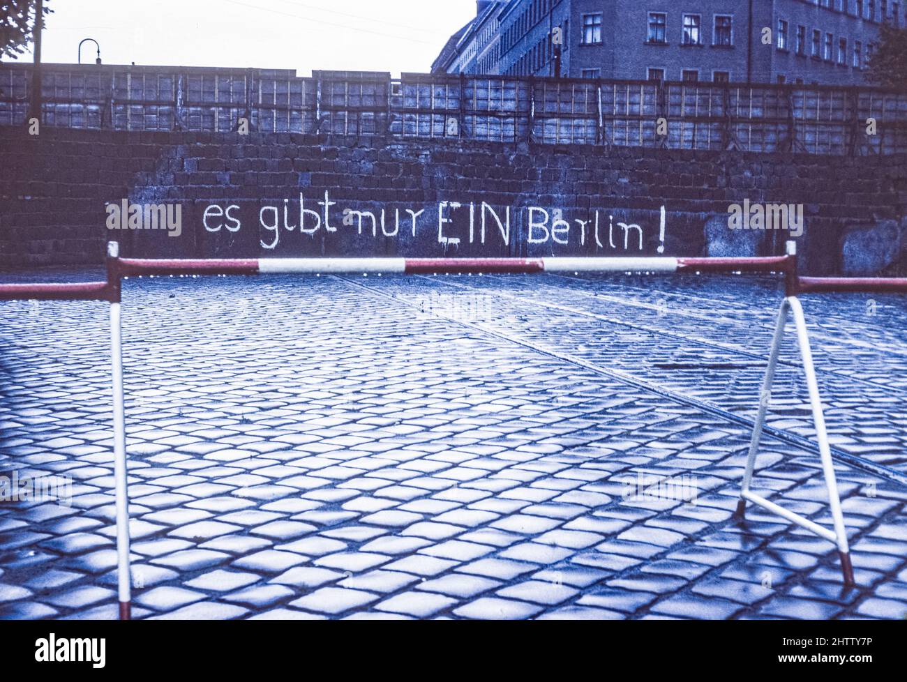 West-Berlin 1962. „Es gibt nur EIN Berlin!“ Gemalt auf der Mauer, Bernauer Straße, die Ost von West-Berlin trennt. Stockfoto