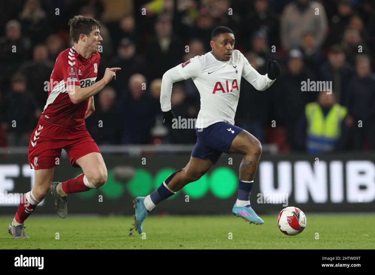 MIDDLESBROUGH, GROSSBRITANNIEN. MÄR 1. Steven Bergwijn von Tottenham Hotspur in Aktion mit Paddy McNair von Middlesbrough während des Spiels der fünften Runde des FA Cup zwischen Middlesbrough und Tottenham Hotspur am Dienstag, den 1.. März 2022 im Riverside Stadium, Middlesbrough. (Kredit: Mark Fletcher | MI News) Kredit: MI Nachrichten & Sport /Alamy Live News Stockfoto