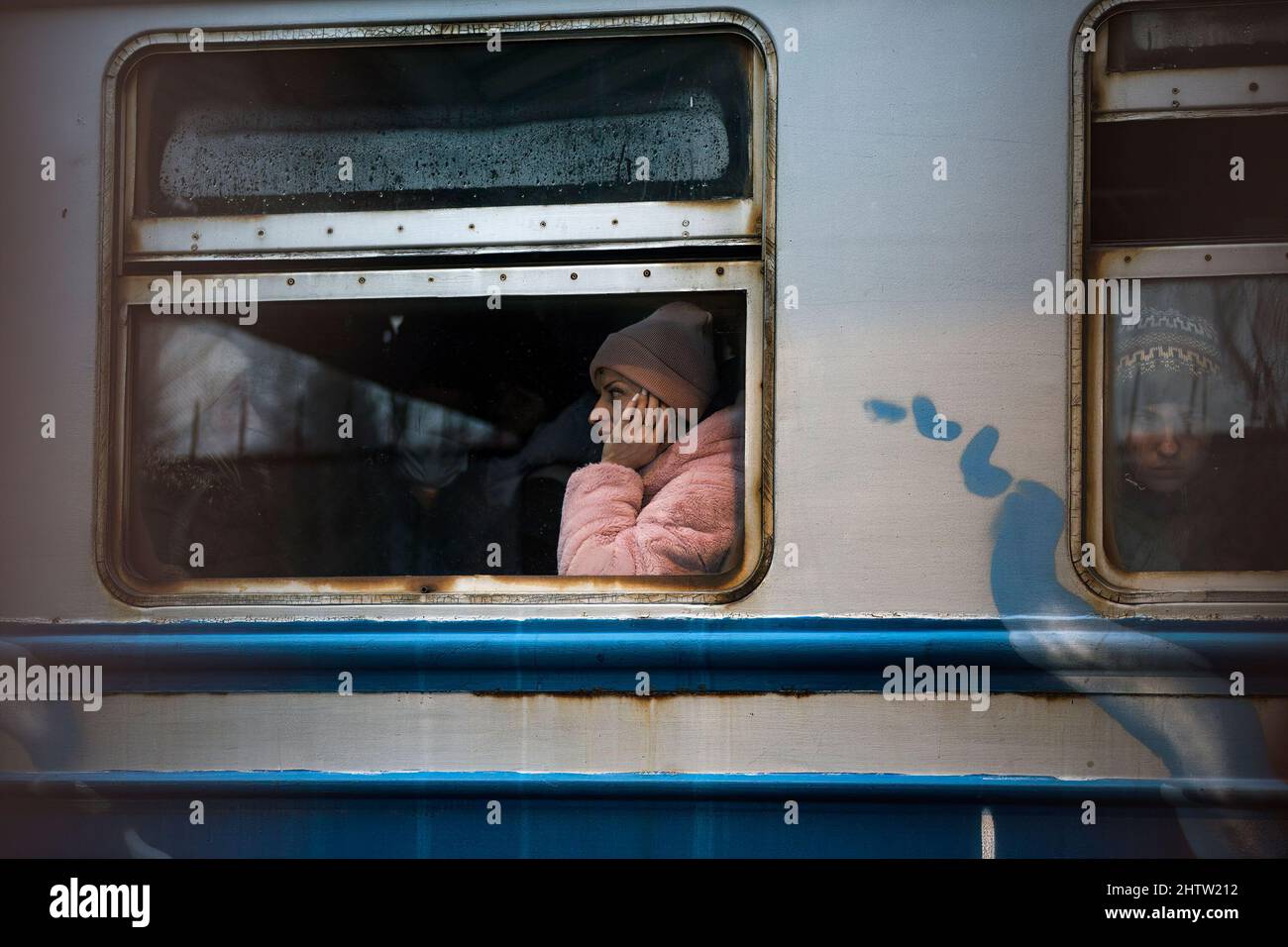 Przemysl, Polen. 02. März 2022. Eine Ukrainerin blickt durch das Fenster des Zuges, der aus der Ukraine zum Bahnhof Przemysl kam.Tausende erschöpfte Flüchtlinge, die vor dem Krieg aus der Ukraine fliehen, kommen täglich mit Bussen, Zügen und Autos in die polnische Grenzstadt Przemysl. (Foto von Attila Husejnow/SOPA Images/Sipa USA) Quelle: SIPA USA/Alamy Live News Stockfoto