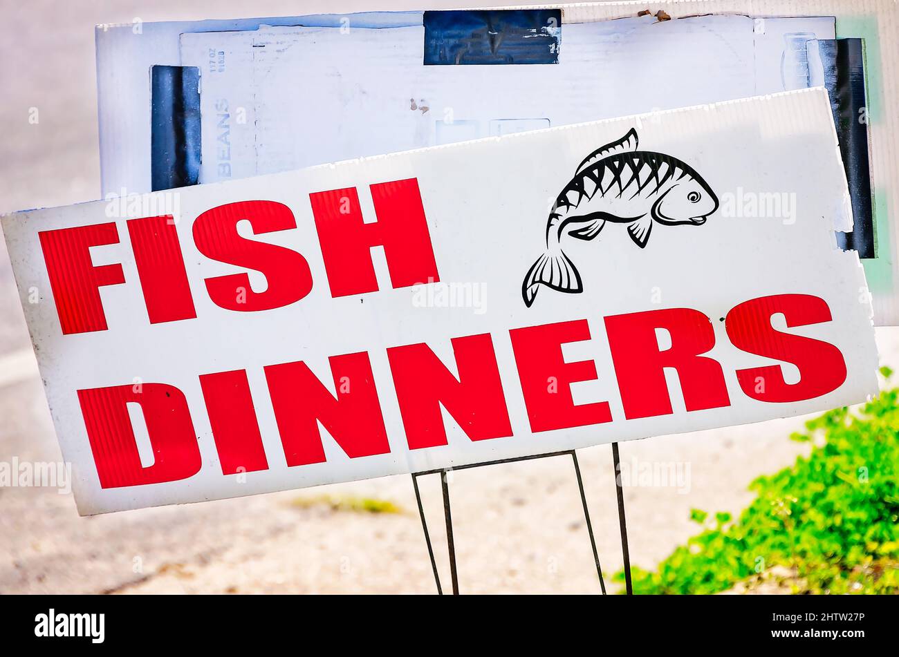 Ein Schild wirbt für Fischessen für die Fastenzeit in der St. Margaret Catholic Church am 1. März 2022 in Bayou La Batre, Alabama. Stockfoto