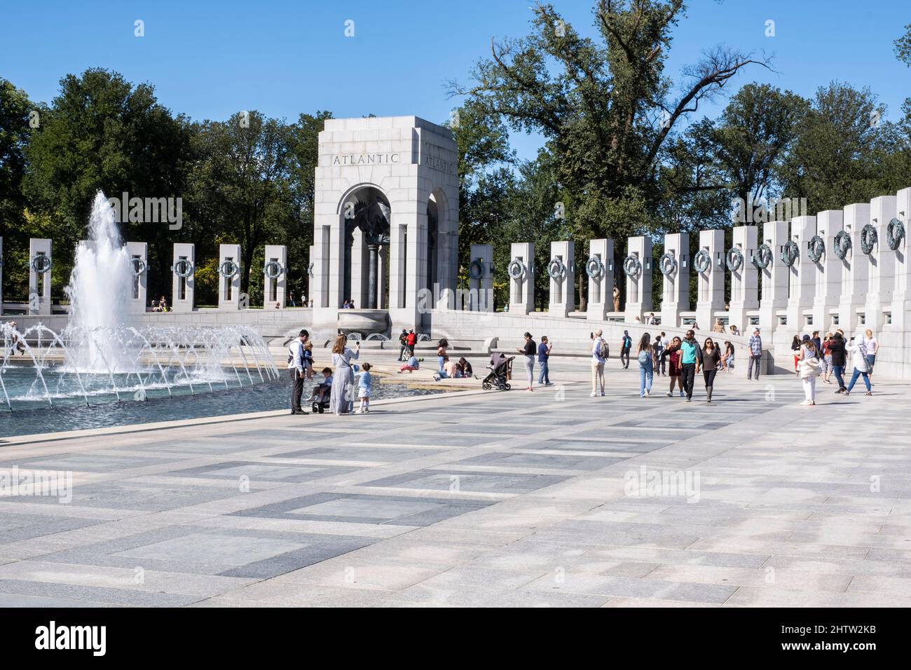 Washington, DC. Denkmal zum Zweiten Weltkrieg mit Springbrunnen. Stockfoto