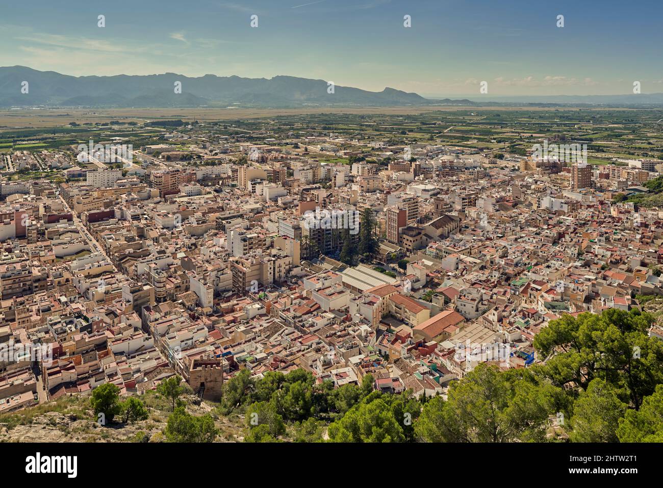 Blick auf die Stadt aus der Sicht der Burg von Cullera an einem sonnigen Tag in der Provinz Valencia, Spanien, Europa Stockfoto