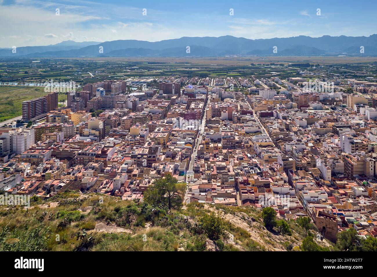 Blick auf die Stadt aus der Sicht der Burg von Cullera an einem sonnigen Tag in der Provinz Valencia, Spanien, Europa Stockfoto