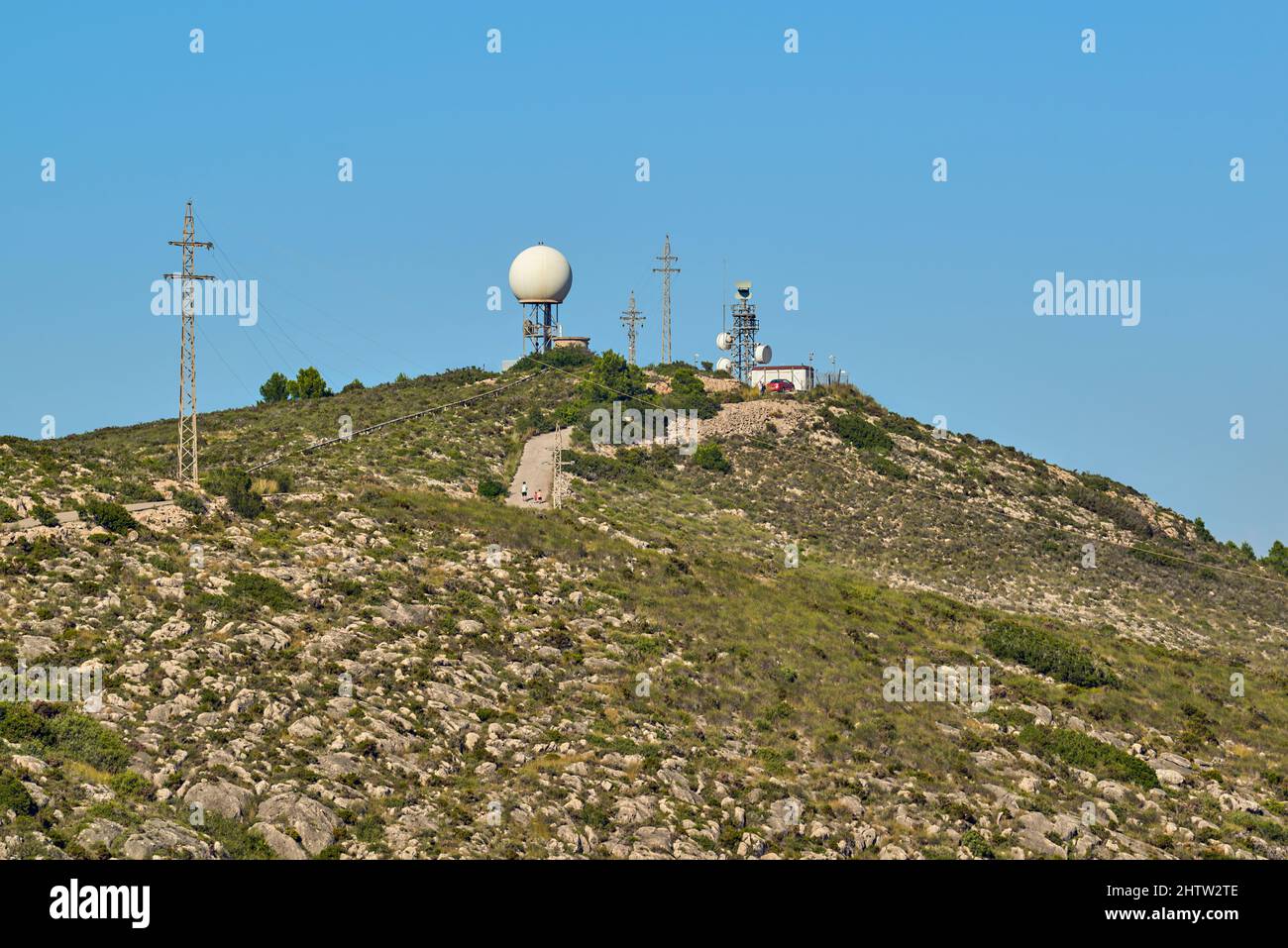 Wetterradar und Repeater/Antenne auf Senda de la Lloma, Cullera, bekannt für La Bola, Provinz Valencia, Spanien, Europa Stockfoto