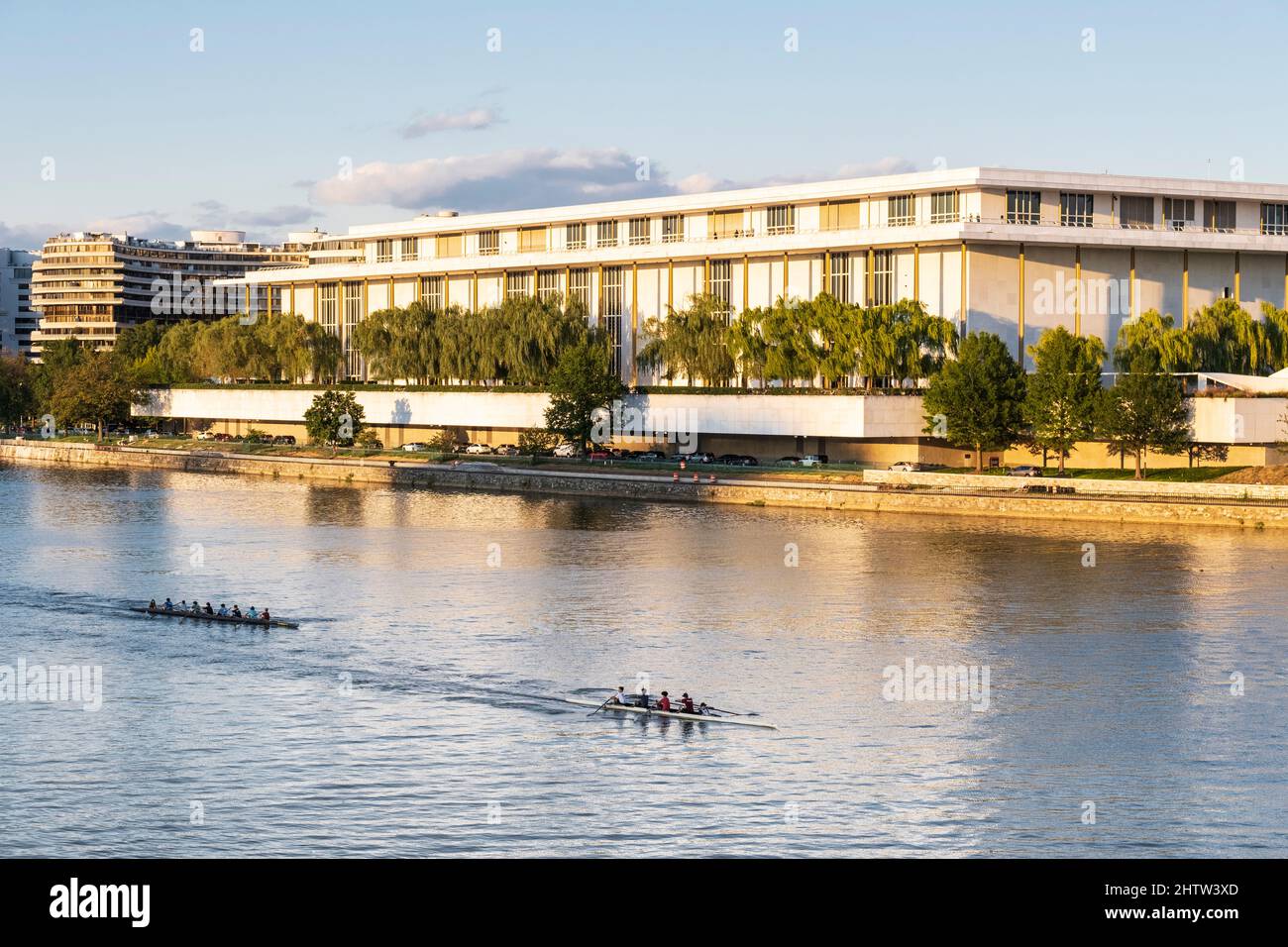 Washington, DC, USA. Kennedy Center. Skiff-Ruderer, die im Potomac River üben. Watergate im Hintergrund, ganz links. Stockfoto