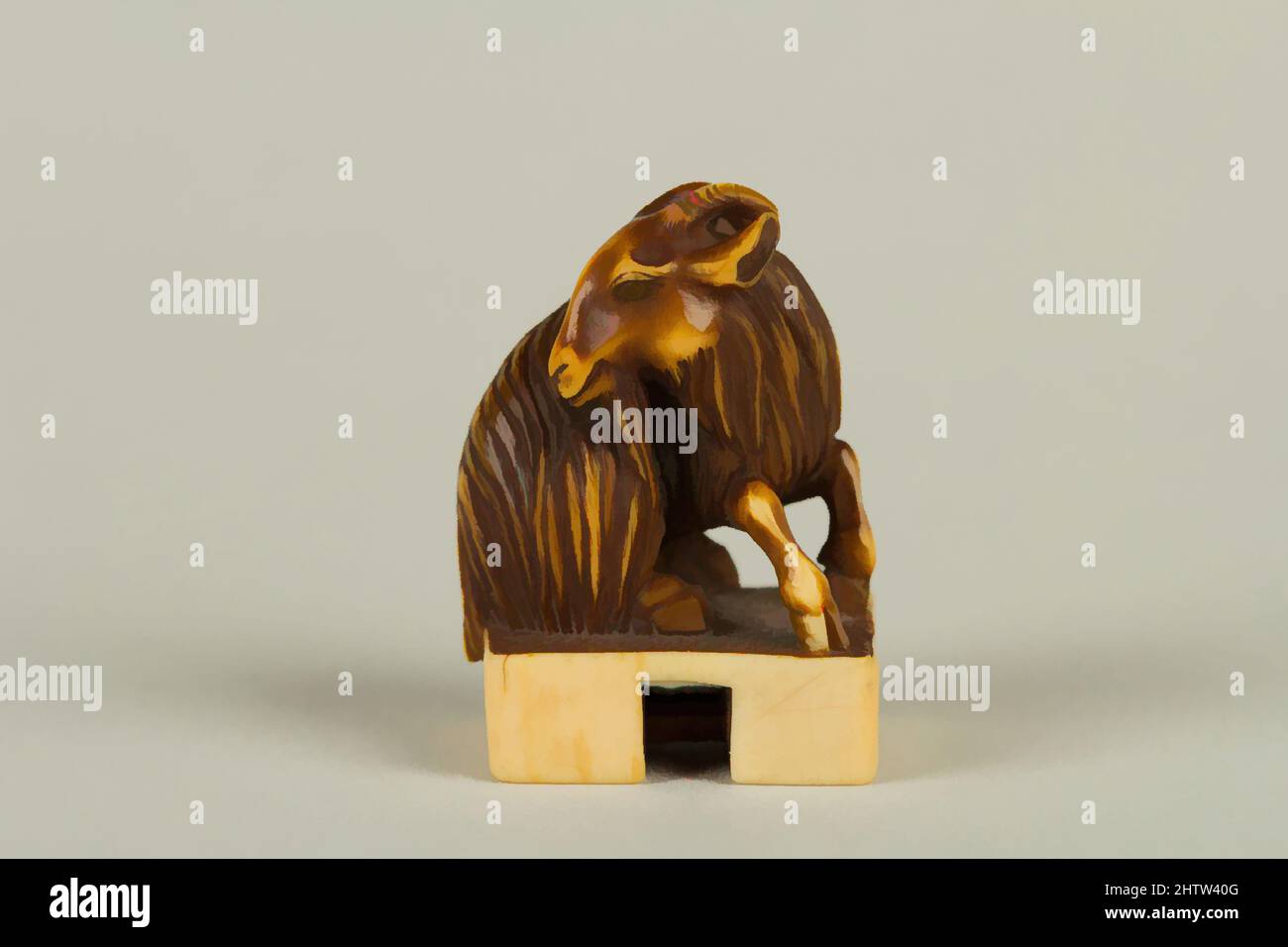 Art inspired by Netsuke of Goat, 18. Century, Japan, Ivory, H. 1 1/2 in. (3,8 cm); B: 1 1/4 Zoll (3,2 cm), Netsuke, Classic Works modernisiert von Artotop mit einem Schuss Moderne. Formen, Farbe und Wert, auffällige visuelle Wirkung auf Kunst. Emotionen durch Freiheit von Kunstwerken auf zeitgemäße Weise. Eine zeitlose Botschaft, die eine wild kreative neue Richtung verfolgt. Künstler, die sich dem digitalen Medium zuwenden und die Artotop NFT erschaffen Stockfoto