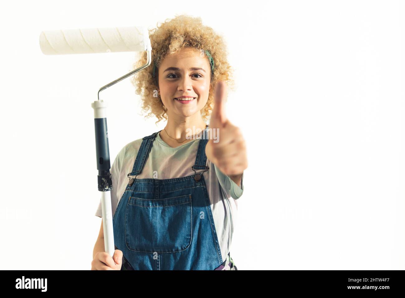 Junge liebenswert Student Mädchen mit Malrolle - Teilzeit Job-Konzept - isoliert. Hochwertige Fotos Stockfoto