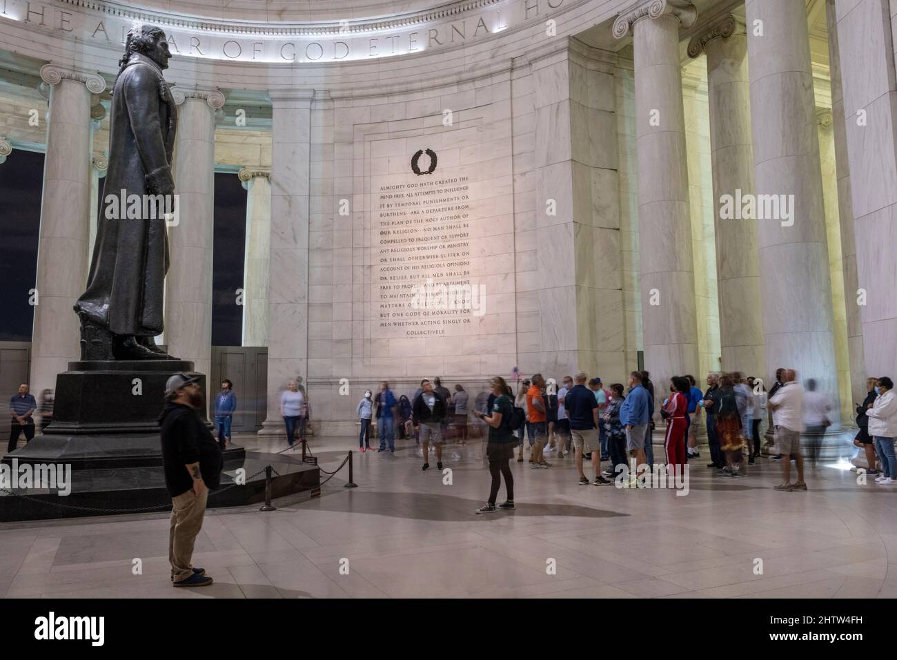 Washington, DC, USA. Touristen besuchen das Jefferson Memorial bei Nacht. Stockfoto