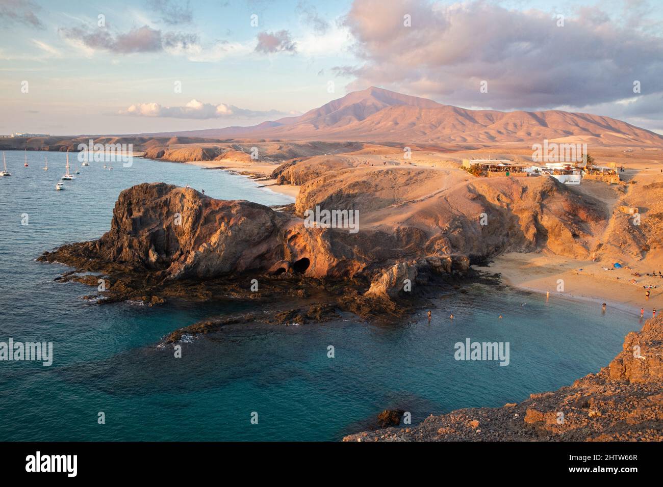 Landschaft mit türkisfarbenem Meerwasser am Strand von Papagayo, Lanzarote, Kanarische Inseln, Spanien. Stockfoto