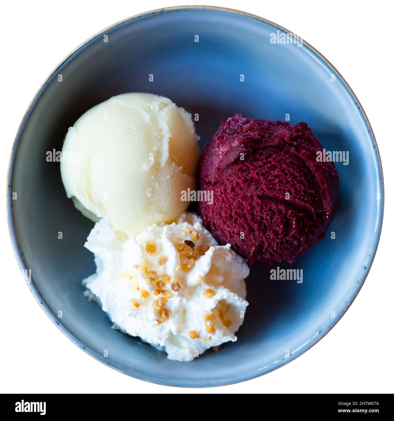 Appetitliches Beeren- und Zitronensorbet in einer Schüssel Stockfoto