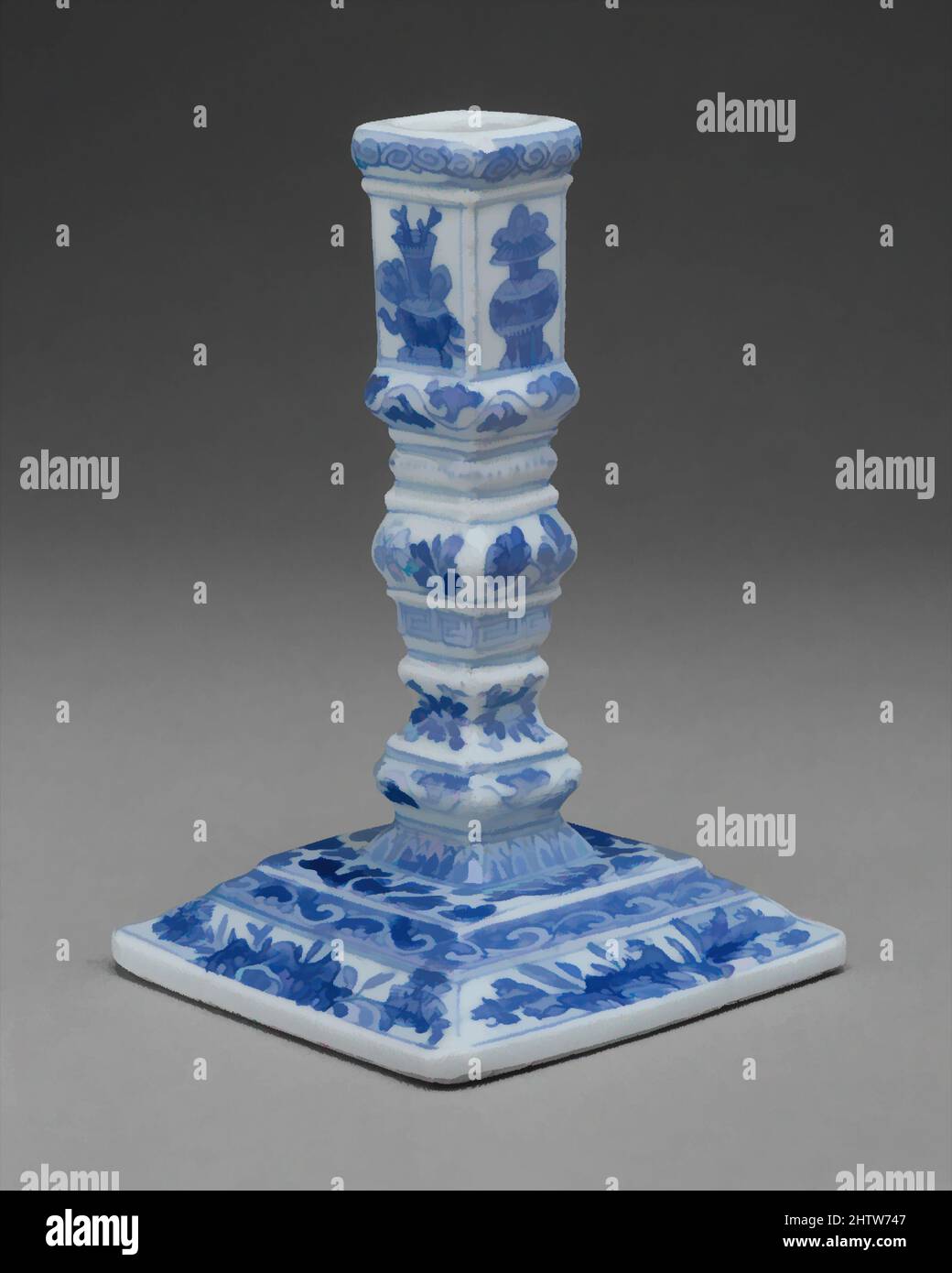 Kunst inspiriert von Taperstick, ca. 1700–1710, Chinesisch, für den niederländischen oder englischen Markt, Hartporzellan, Höhe: 5 1/4 Zoll (13,3 cm), Keramik-Porzellan-Export, als der europäische Markt für chinesisches Porzellan wuchs, so auch der Wunsch nach spezifisch westlichen Formen. Als Reaktion darauf modernisierten chinesische, klassische Werke von Artotop mit einem Schuss Moderne. Formen, Farbe und Wert, auffällige visuelle Wirkung auf Kunst. Emotionen durch Freiheit von Kunstwerken auf zeitgemäße Weise. Eine zeitlose Botschaft, die eine wild kreative neue Richtung verfolgt. Künstler, die sich dem digitalen Medium zuwenden und die Artotop NFT erschaffen Stockfoto