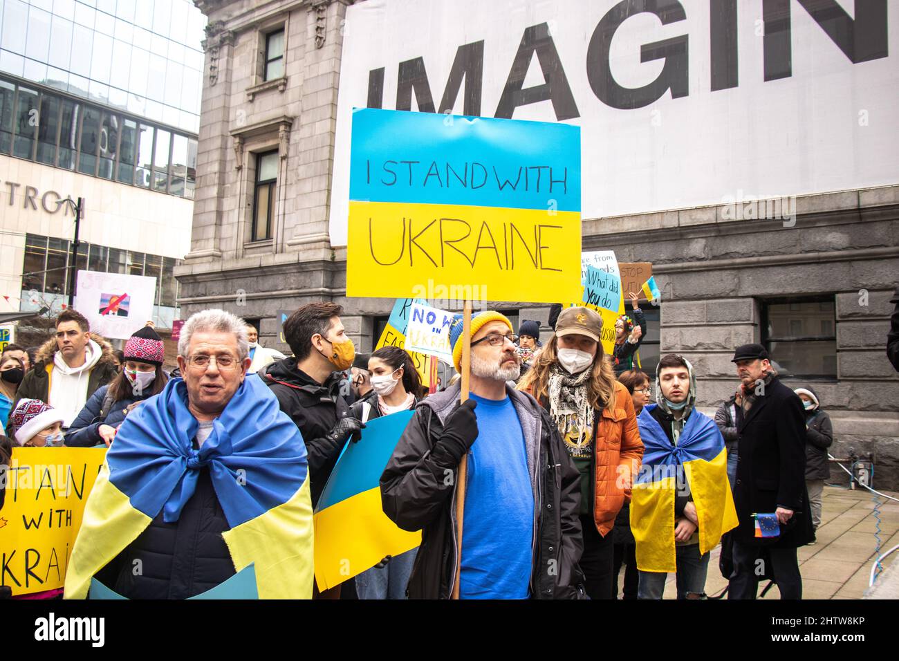 Vancouver, Kanada - 26,2022. Februar: Ansicht des Zeichens Ich stehe mit der Ukraine während der Kundgebung gegen die Invasion der Ukraine vor der Vancouver Art Gallery Stockfoto