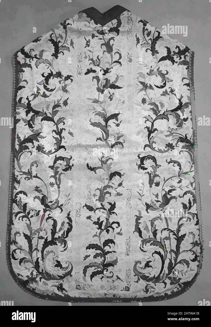 Von Chasuble inspirierte Kunst, Ende des 18.. Jahrhunderts, Chinesisch, Seide, Hals bis Saum, Rückseite: 40 Zoll; 101,6 cm, Textilien bestickt, Klassisches Werk, modernisiert von Artotop mit einem Schuss Modernität. Formen, Farbe und Wert, auffällige visuelle Wirkung auf Kunst. Emotionen durch Freiheit von Kunstwerken auf zeitgemäße Weise. Eine zeitlose Botschaft, die eine wild kreative neue Richtung verfolgt. Künstler, die sich dem digitalen Medium zuwenden und die Artotop NFT erschaffen Stockfoto