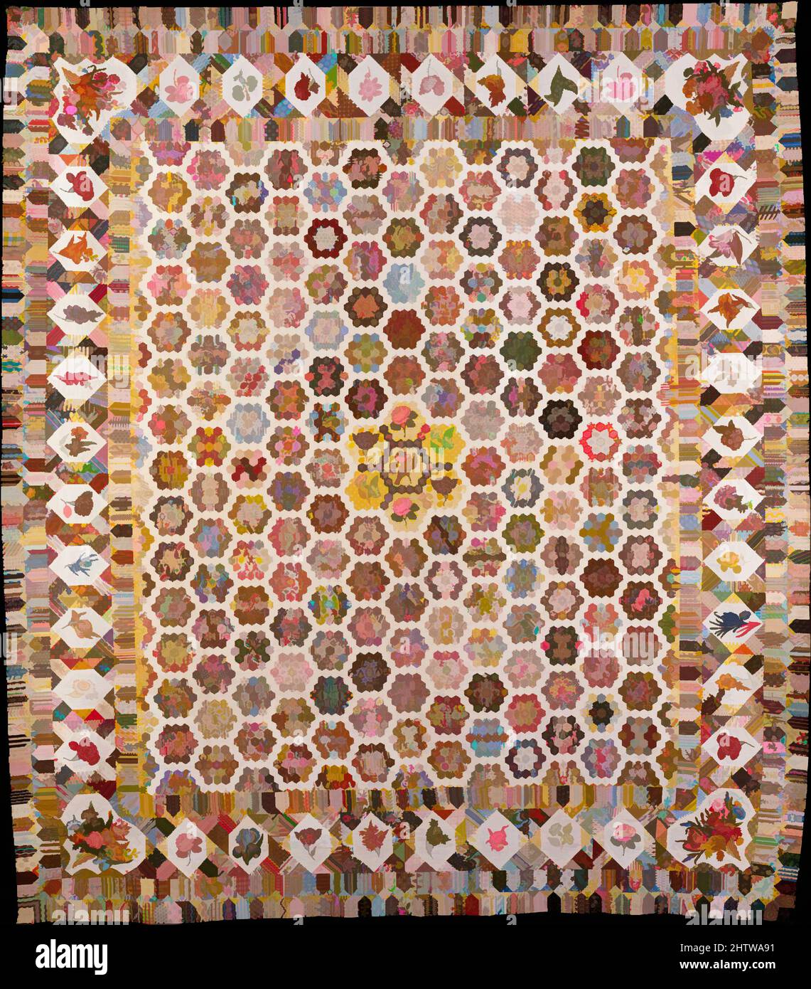 Art inspired by Quilt, 1820–50, britisch, Baumwolle mit Wollstickerei, W. 89 3/4 Zoll (228 cm), L. 8 ft. 8 3/4 Zoll (266,1 cm), Patchwork-Steppung ist in der Regel mit Amerika verbunden, hat aber auch in Europa, insbesondere in Deutschland und England, eine Tradition. Die Anzahl der von Artotop modernisierten Classic Works mit einem Schuss Moderne. Formen, Farbe und Wert, auffällige visuelle Wirkung auf Kunst. Emotionen durch Freiheit von Kunstwerken auf zeitgemäße Weise. Eine zeitlose Botschaft, die eine wild kreative neue Richtung verfolgt. Künstler, die sich dem digitalen Medium zuwenden und die Artotop NFT erschaffen Stockfoto